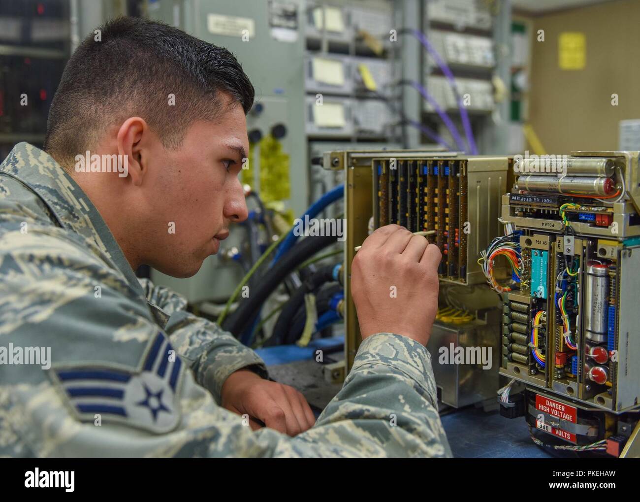 Frank Sucro Senior Airman, 7e Escadron de maintenance des composants de compagnon de l'avionique, les réglages afin d'apporter l'unité au sein de sa tolérance à la température à Dyess Air Force Base, Texas, le 8 août 2018. Le vol de l'avionique a reçu le chef d'état-major 2017 Prix d'excellence de l'équipe pour la mise en œuvre de multiples innovations telles que l'établissement d'un nouveau calendrier des opérations que l'accent sur la formation des aviateurs enrôlé junior. Banque D'Images