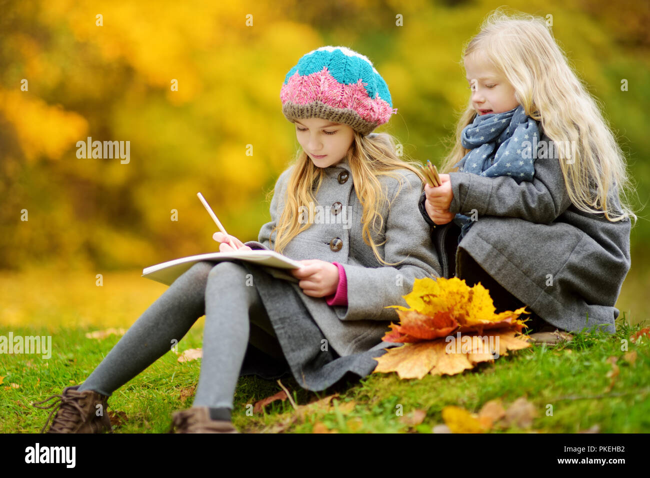 Filles Mignonnes Petites Esquisses à Lextérieur Sur La