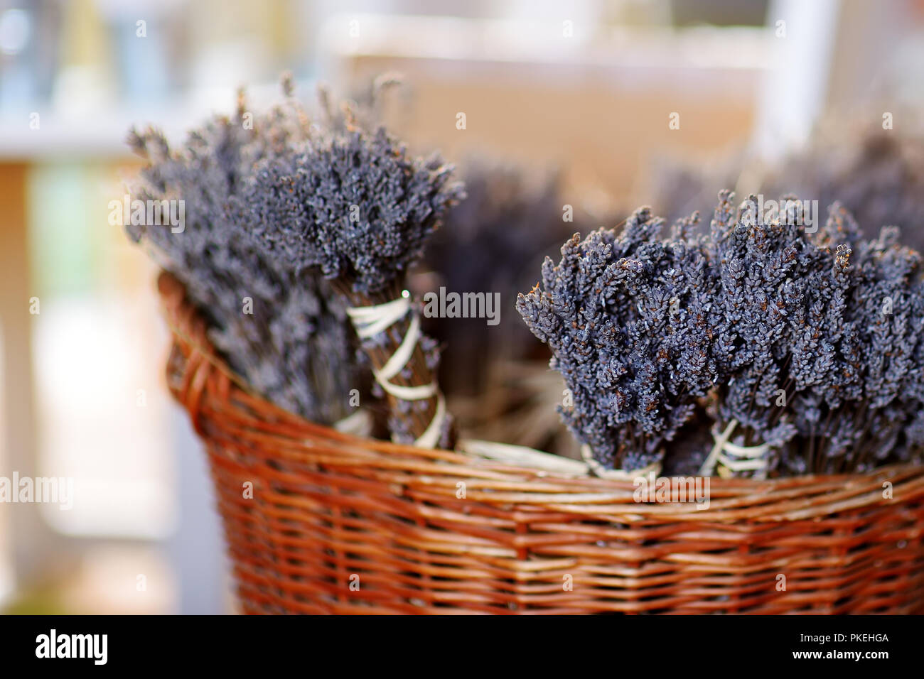 Bouquet de fleurs de lavande séchées dans panier en osier à la maison Photo  Stock - Alamy