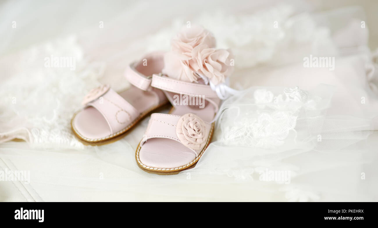 Chaussures Bebe Fille Bapteme Bandeau De Fleurs Et Photo Stock Alamy Chaussures Bebe Fille Bapteme Bandeau De Fleurs Et Photo Stock Alamy