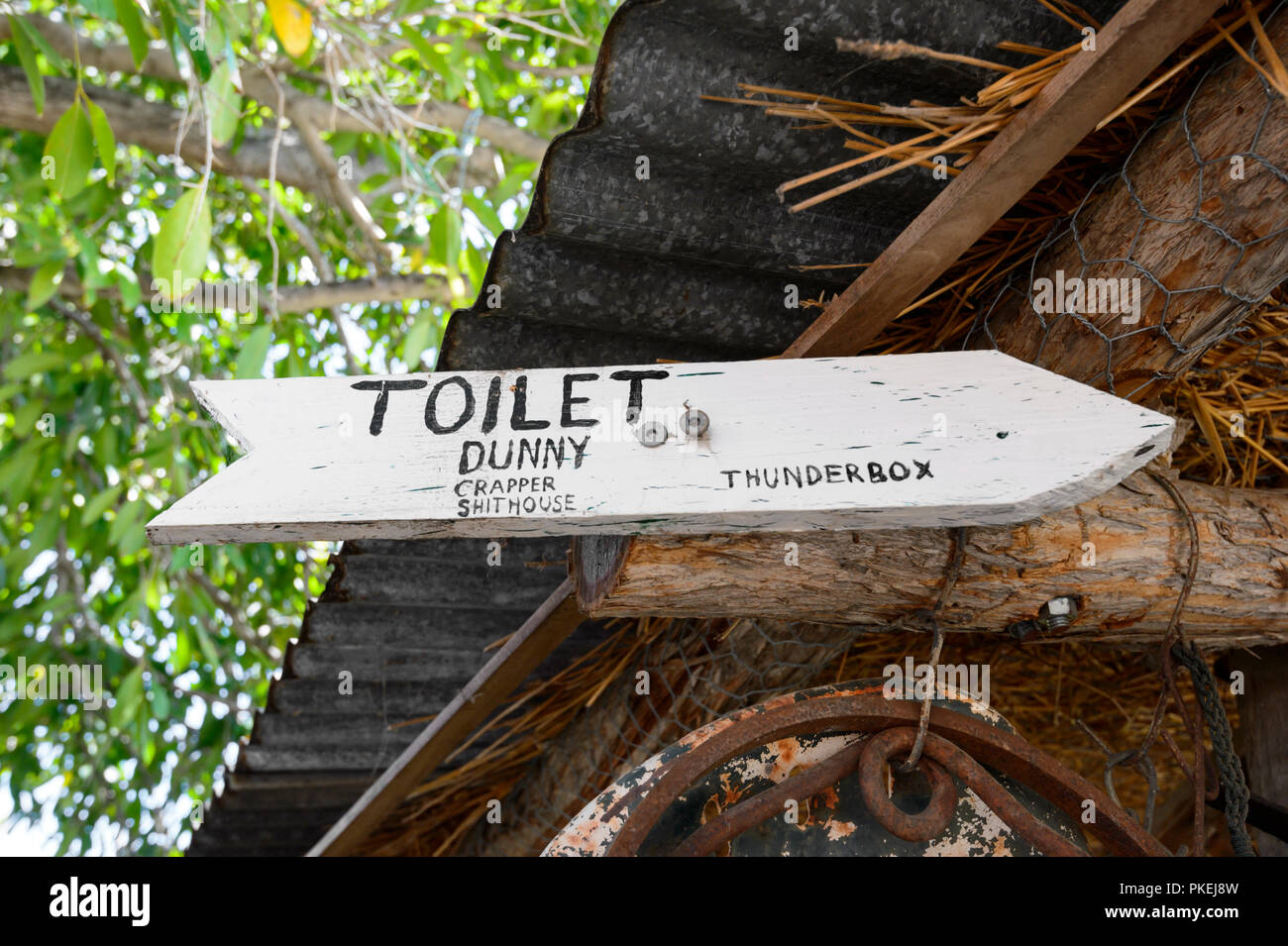Signe d'humour avec des noms différents pour les toilettes, le nord du Queensland, Queensland, Australie Banque D'Images