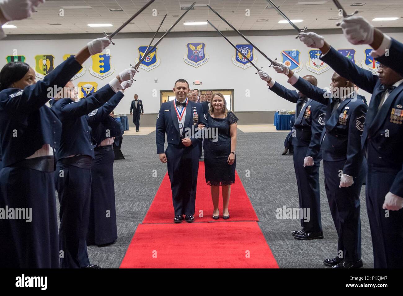 Les sergents technique célébrer leur sélection pour le Master Sergeant au cours d'une cérémonie d'intronisation des sous-officiers supérieurs à la base aérienne de Barksdale, en Louisiane, le 10 août 2018. Banque D'Images