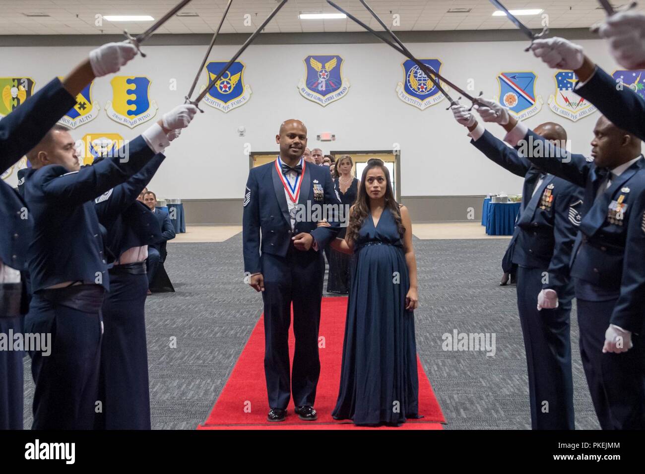 Les sergents technique célébrer leur sélection pour le Master Sergeant au cours d'une cérémonie d'intronisation des sous-officiers supérieurs à la base aérienne de Barksdale, en Louisiane, le 10 août 2018. Banque D'Images