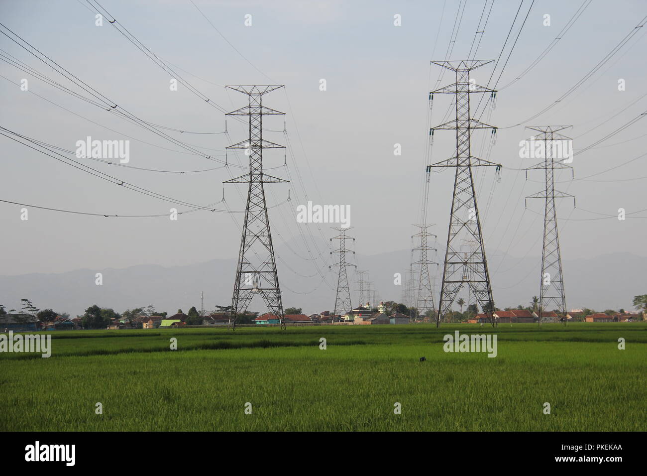 Ligne de transmission à très haute tension sur les pylônes d'acier di Bandung, Indonésie, Asie, Asie du Sud-Est. Banque D'Images