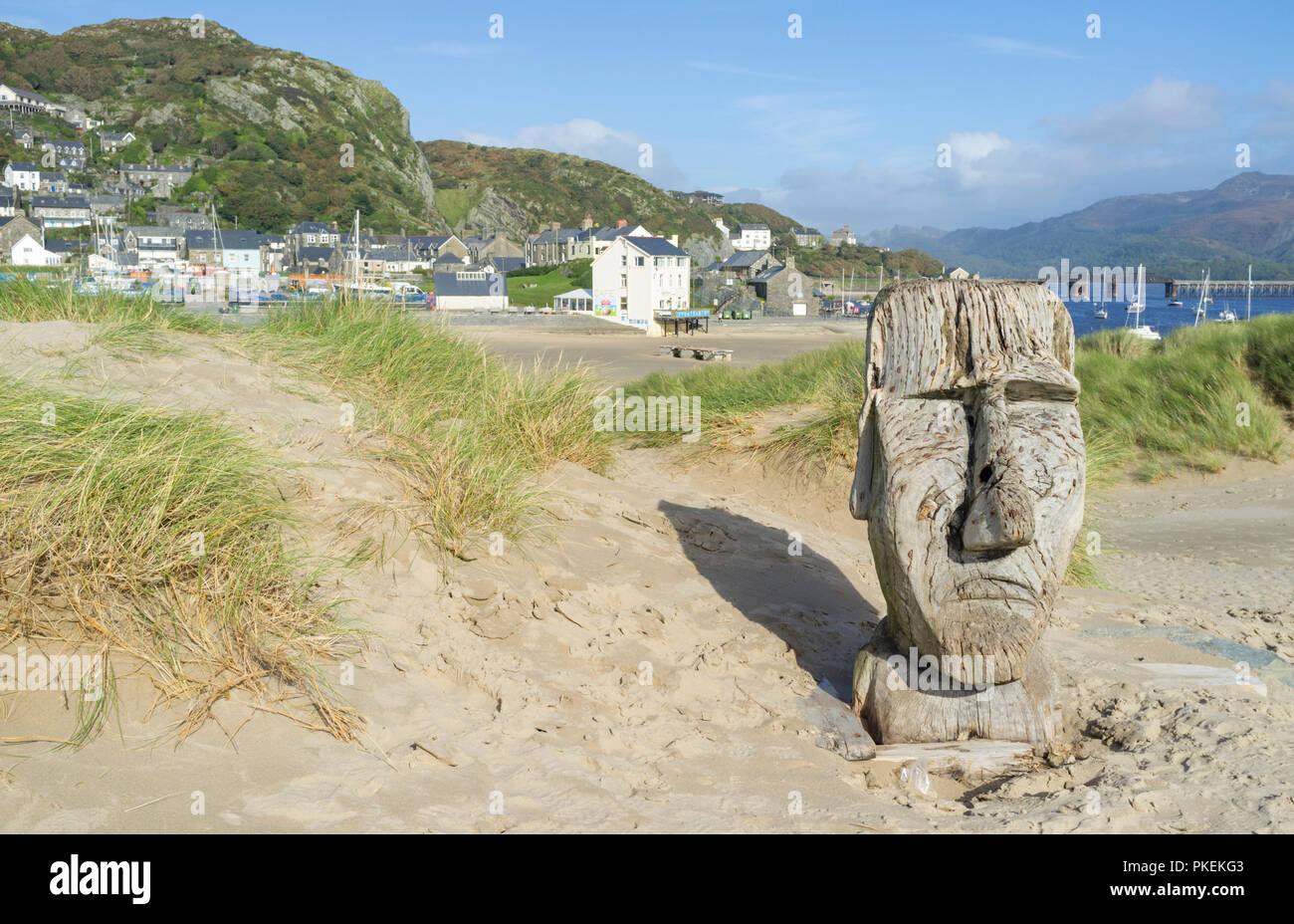 Sculpture en bois sur la plage de Barmouth, Parc National de Snowdonia, le Nord du Pays de Galles, Royaume-Uni Banque D'Images