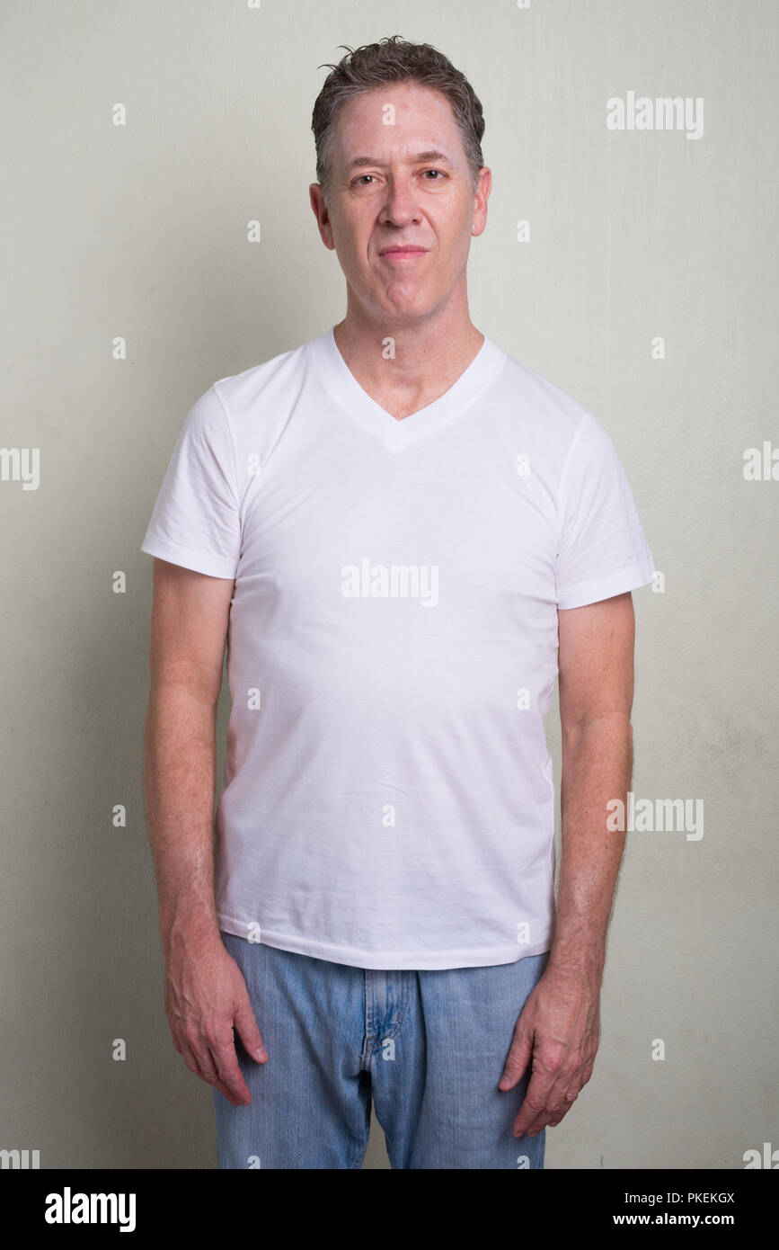 Portrait d'homme mûr avec des cheveux gris contre fond blanc Banque D'Images