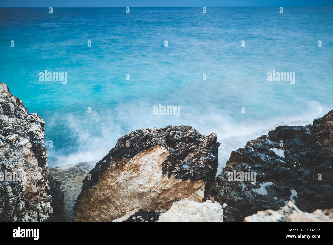 Côte rocheuse de la mer Méditerranée. Une longue exposition photo avec effet naturel de l'eau brouillée. Paysage d'Ayia Napa, Chypre Banque D'Images