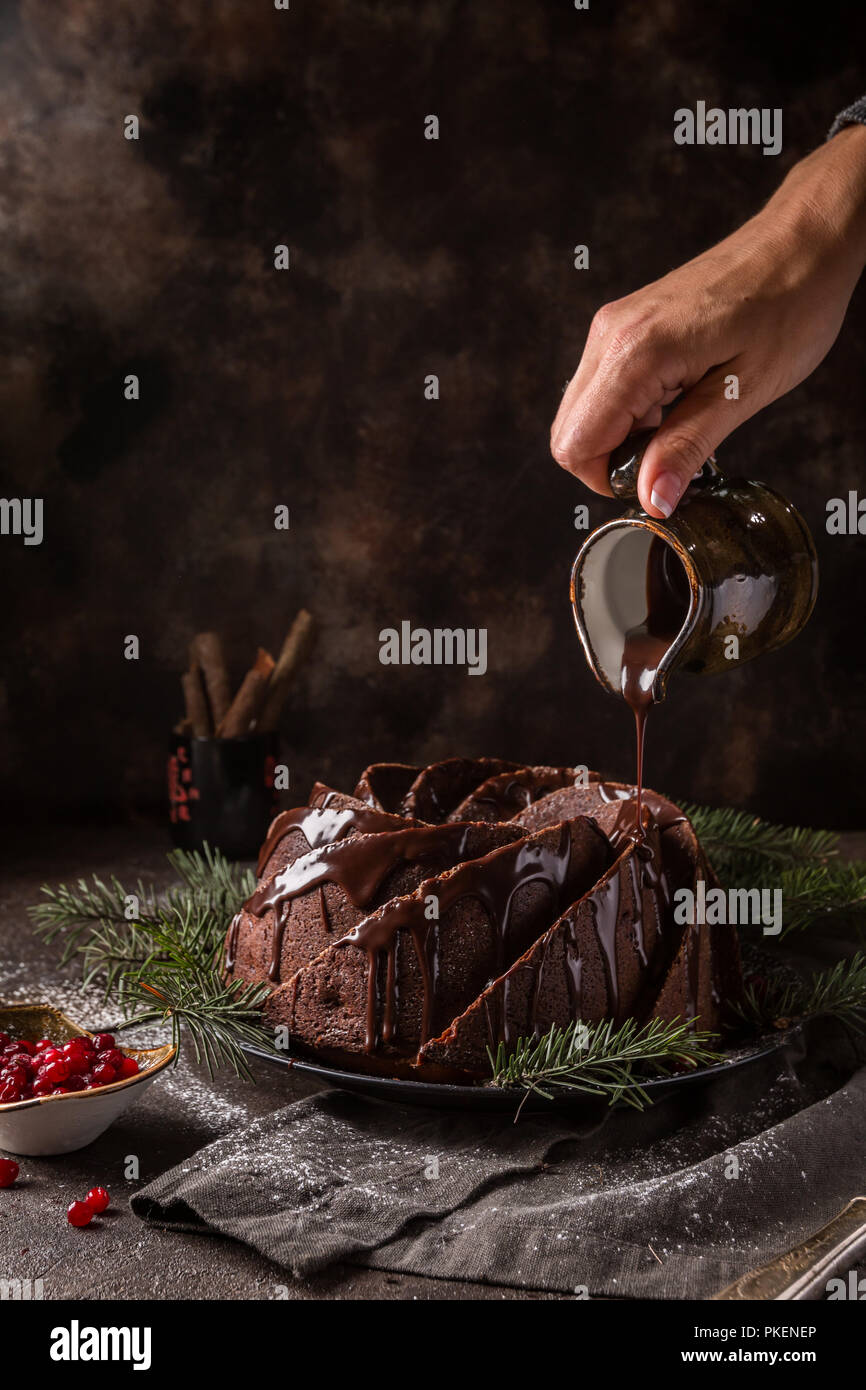 Gâteau bundt d'épice pour Noël avec des décorations de Noël et d'airelles sur fond sombre Banque D'Images