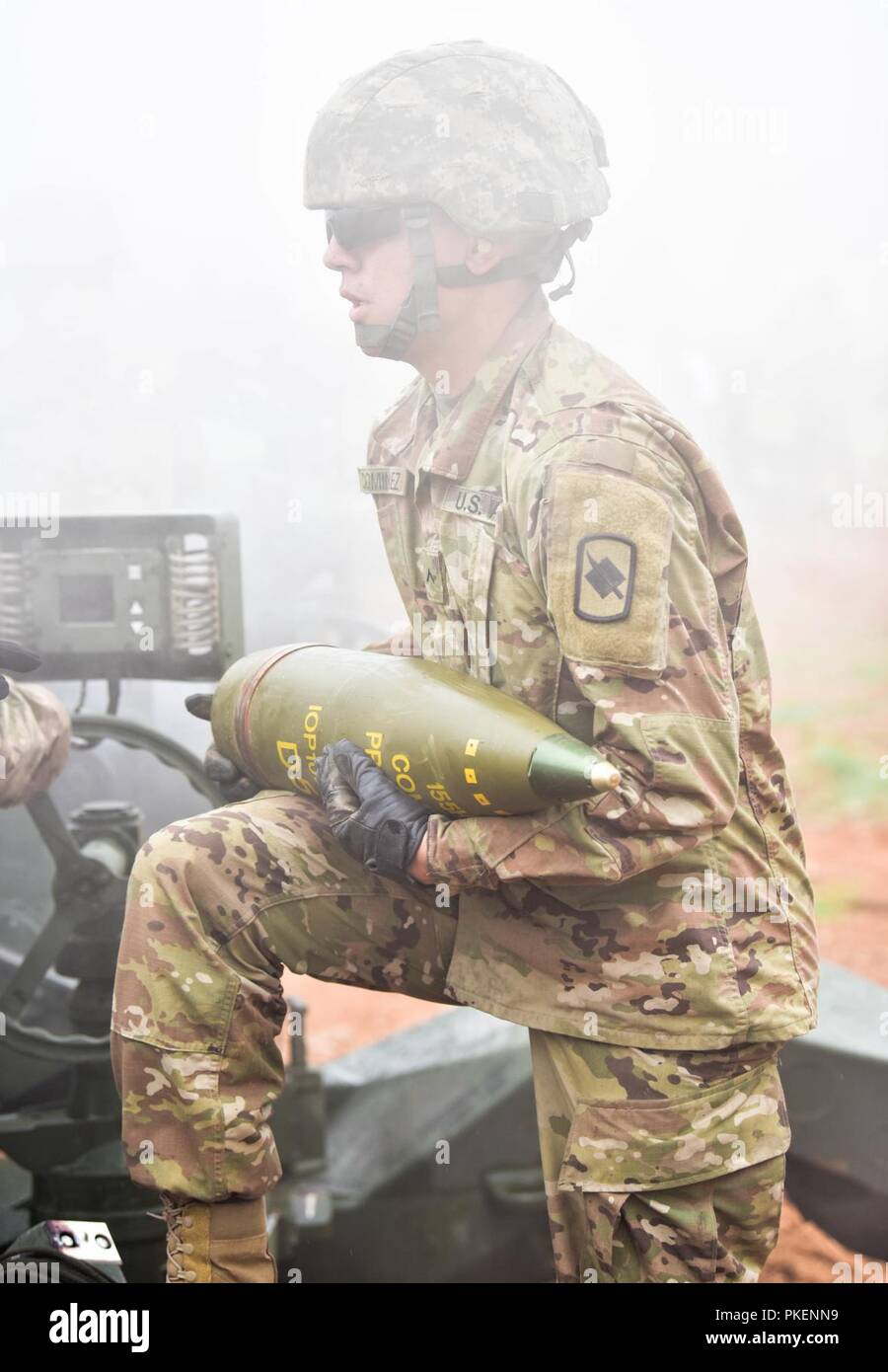 Un soldat affecté à Charlie Batterie, 1er Bataillon, 206e Régiment d'artillerie, 39e Brigade d'infanterie, l'équipe de combat de la Garde nationale de l'Arkansas, est titulaire d'un 155 mm pour le M777A2 à Fort Chaffee Centre mixte, le 28 juillet 2018. Banque D'Images