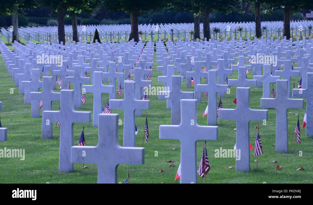 Les pierres tombales de certains des 6 012 American enfoui à l'Oise- Aisne Cimetière Américain de Seringes et Nesles, France. Le cimetière a été le site d'une cérémonie marquant la participation de la 42e Division dans la campagne il y a 100 ans. La division est maintenant un élément de la Garde Nationale de New York.Vingt-cinq soldats de la 42e Division d'infanterie ont été en France du 24 au 29 juillet pour prendre part à des événements commémorant le rôle de la division-- et le rôle de l'armée américaine-- dans la Première Guerre mondiale ( U.S. Army National Guard Banque D'Images