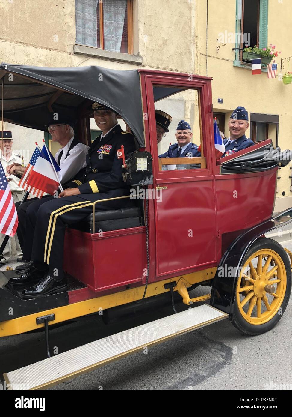 Le général Anthony allemand, l'adjudant général de New York (arrière) ischauffeured à une cérémonie commémorant le 100e anniversaire de la 167e Régiment (Alabama) de la Garde nationale de la 42e division 'Rainbow' et la lutte à la Croix Rouge ferme à Fère-en-tardenois, France le 29 juillet 2018 dans une période de la Première Guerre mondiale classique voiture française. La Croix Rouge ferme bataille a été l'un des plus sanglants de la division. Vingt-cinq soldats de la 42e Division d'infanterie ont été en France du 24 au 29 juillet pour prendre part à des événements commémorant le rôle de la division-- et le rôle de l'armée américaine-- dans la Première Guerre mondiale ( U.S. Ar Banque D'Images