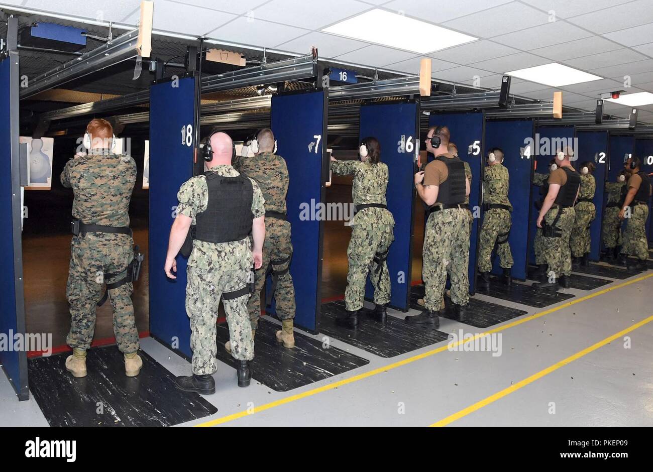 Lacs, en Illinois (25 juillet 2018) les candidats aspirant de ROTC Naval fire 9mm pistolets Beretta dans l'USS Wisconsin Salle de Tir Tir à l'instruction des recrues (RTC). Plus de 65 jeunes hommes et femmes dans leur première année du programme NROTC a participé à un programme pilote de deux semaines visant à standardiser la militarisation d'entrée de gamme et préparer les aspirants à une politique commune de l'orientation de la formation. La croisière d'endoctrinement sert de point de lancement de formation standard pour l'avenir des officiers de la marine et le Marine Corps, et pour le développement de leur caractère et de compétence professionnelle. Banque D'Images