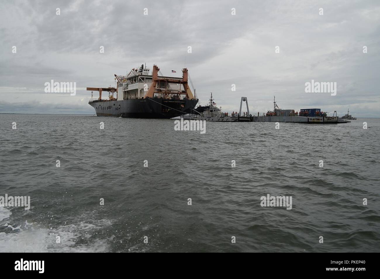 VIRGINIA BEACH, VA (25 juillet 2018) - Plage de la Marine deux groupe, conjointement avec l'USNS CIRCUIT Eugene A. Obregon (T-AK 3006), le 11e bataillon de transport et de manutention de fret l'un bataillon de la marine, a effectué des opérations d'allège au cours d'un visiteur de marque dans le cadre de démonstration de l'exercice Trident Soleil 2018, 25 juillet. Sun 18 Trident est un prépositionnement maritime force (MPF) opération destinée à assurer la formation de personnel de réserve en ce qui concerne le déchargement dans les cours de véhicules militaires et de l'équipement. Banque D'Images