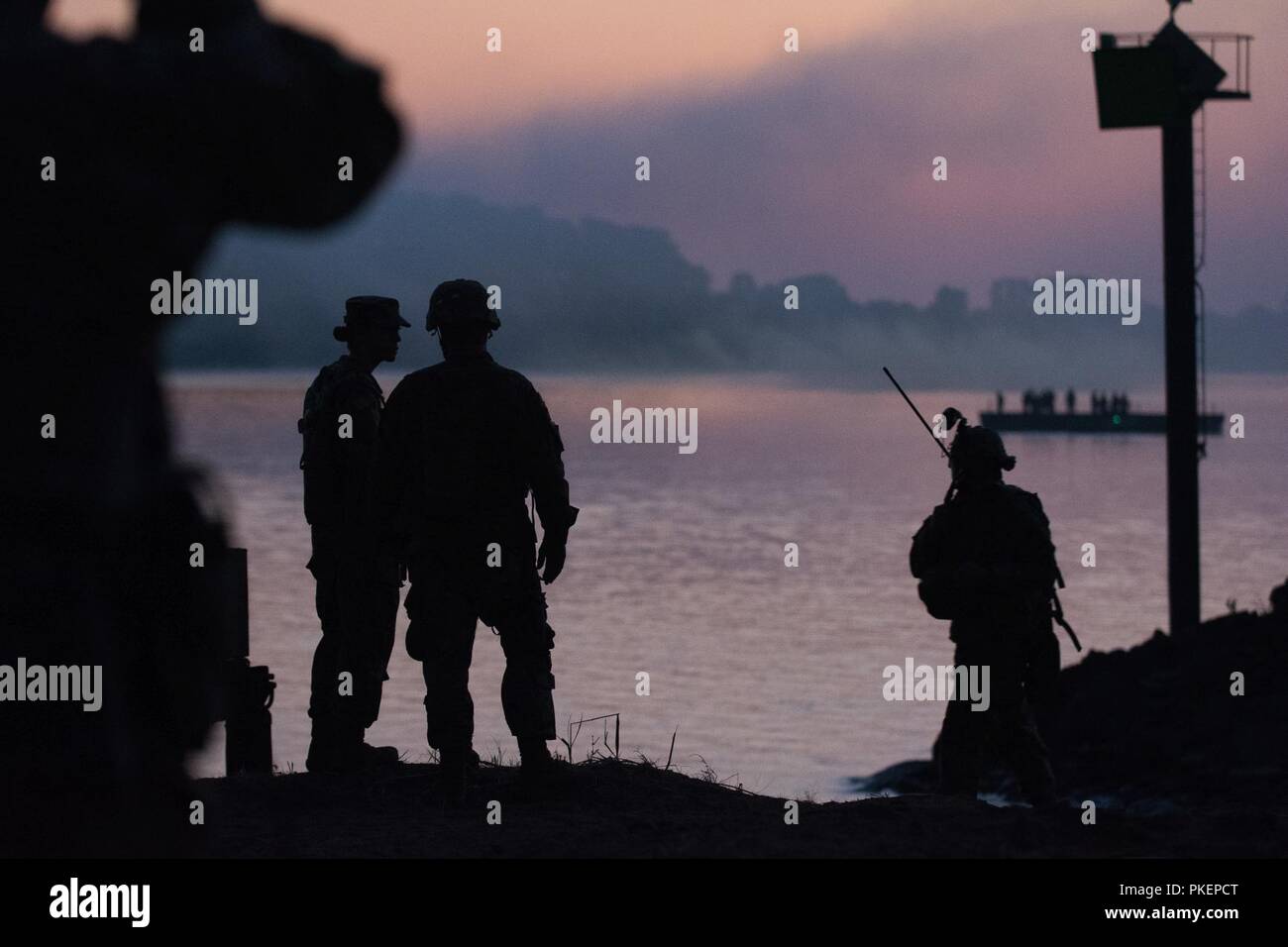 Des soldats de la réserve de l'armée américaine de la 489th Engineer Battalion, Little Rock, Arkansas, conduite au cours de la commande de la mission de l'événement culminant Gap crossing humide pendant l'agression de la rivière, Fort Chaffee, Arkansas, 25 juillet 2018. Agression de la rivière est un événement de formation armée, courut par le 420th Engineer Brigade, que le 416e TEC emploie pour préparer formés et prêts les unités du génie et des soldats Banque D'Images