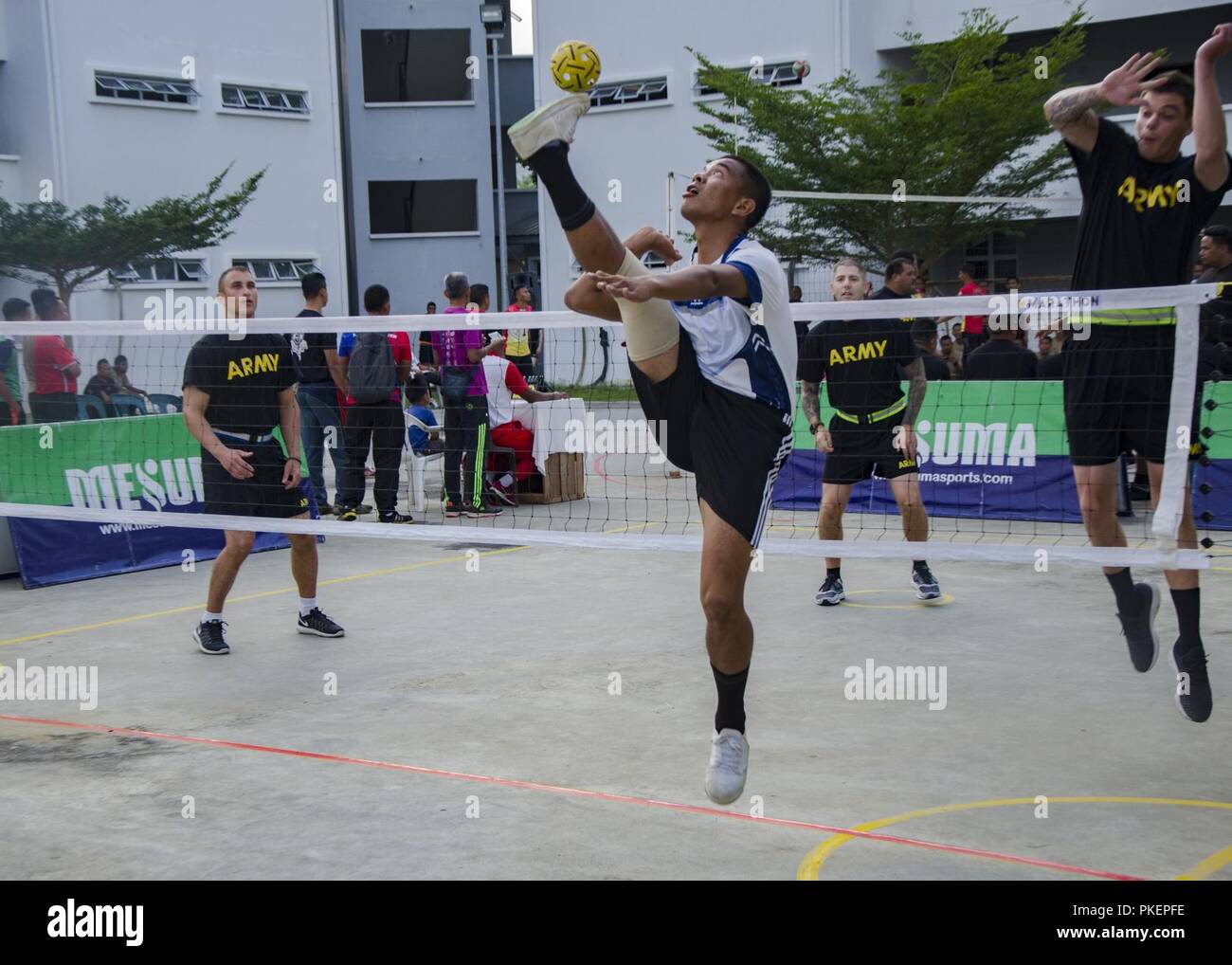 Un soldat avec le 15e Régiment Royal Malay, coups une balle en rotin, en match amical, au cours de l'effort de Keris grève, le 29 juillet 2018, Camp Senawang, Malaisie. Des soldats américains et de Malaisie ont joué ensemble pendant une session de formation physique entre les deux armées. Banque D'Images