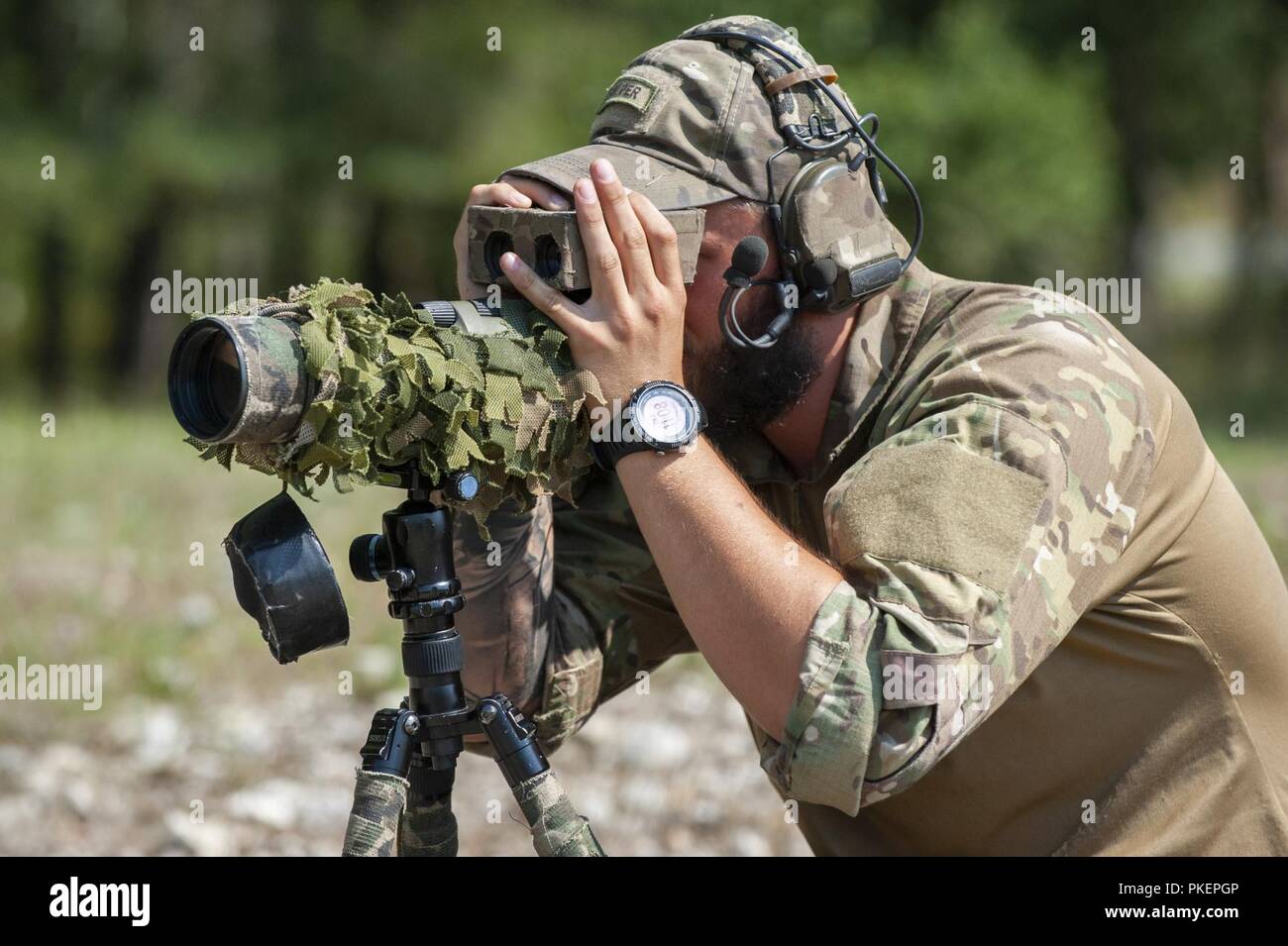 Une équipe de tireurs danois spotter vérifie la trace de balle au cours de l'engagement précédent de données (D.O.P.E.) plage pendant le jour zéro de l'Europe meilleure équipe de la concurrence au secteur d'entraînement Grafenwoehr, Allemagne, le 28 juillet 2018. L'équipe de tireurs d'Europe meilleurs concours est un concours de l'Europe de l'armée américaine difficile militaires de partout dans le monde pour soutenir la concurrence et améliorer le travail d'équipe avec ally et les pays partenaires. Banque D'Images
