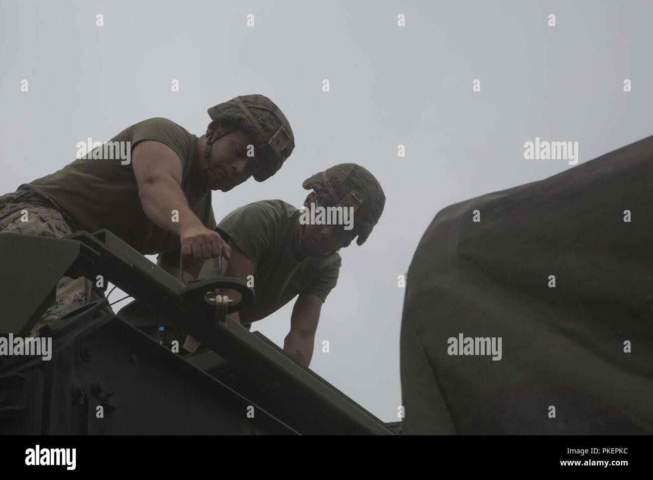 Le Cpl. Juan Pedraza (à gauche) et lance le Cpl. Kolton Cleghorn préparer leurs engins en préparation de programme de formation à la réinstallation d'artillerie 18-2 Le 28 juillet 2018, sur Camp YMA, Yausubetsu aires de manoeuvre, Hokkaido, Japon. L'ARTP est un exercice qui permet aux Marines avec 3e Bataillon, 12e Régiment de Marines, 3e Division de marines, basé à Camp Hansen, Okinawa, Japon, de procéder à l'entraînement au tir réel au Japon. Pedraza, originaire de Sacramento, en Californie, est un enregistreur et Cleghorn, originaire de Rome, en Géorgie, est un marin d'artillerie. Banque D'Images