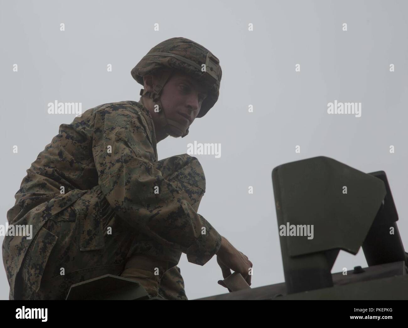 Lance le Cpl. Stephen Goodison, un champ avec Marine artillerie 3e Bataillon, 12e Régiment de Marines, 3e Division de marines, se prépare à unstrap le pignon du camp un camion dans Yausubetsu YMA, aires de manoeuvre, Hokkaido, Japon. Marines avec 3e Bataillon, 12e Régiment de Marines, 3e Division de marines, sont en Yausubetsu à prendre part à l'Artillerie Programme de formation Réinstallation 18-2. L'ARTP est un exercice d'entraînement de routine qui permet aux Marines basé à Camp Hansen, Okinawa, Japon, de procéder à l'entraînement au tir réel au Japon. Goodison est originaire de Orlando, Floride. Banque D'Images