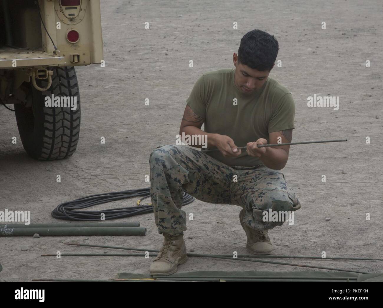 Le Cpl. Daniel Contreras, l'opérateur radio avec 3e Bataillon, 12e Régiment de Marines, 3e Division de marines, essais d'artillerie son matériel de formation Réinstallation 18-2 28 juillet 2018, sur Camp YMA, Yausubetsu aires de manoeuvre, Hokkaido, Japon. L'ARTP est un exercice qui permet aux Marines basé à Camp Hansen, Okinawa, Japon, de procéder à l'entraînement au tir réel au Japon. Contreras est originaire de Sacramento, en Californie. Banque D'Images