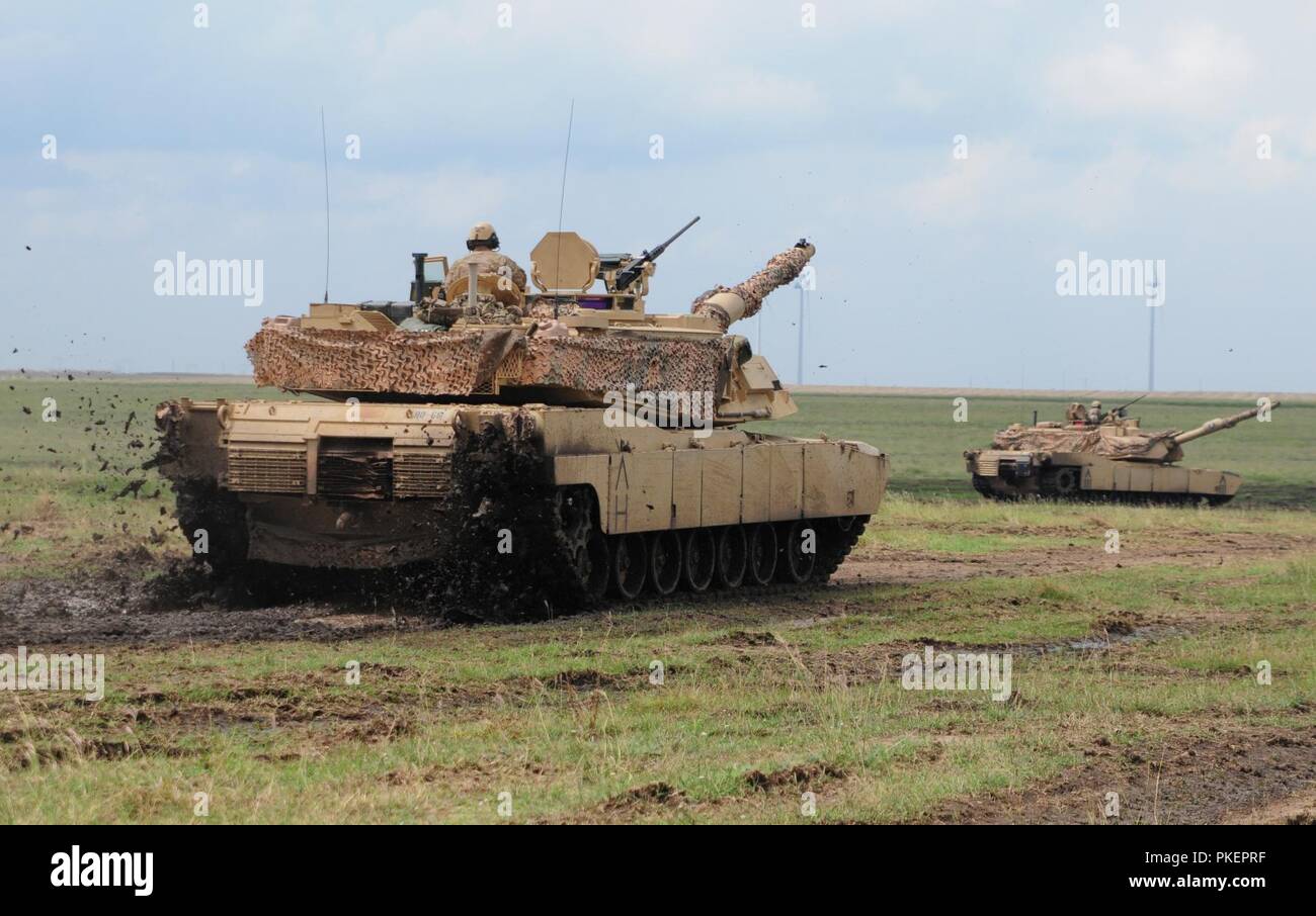 Des soldats américains affectés à la Compagnie Charlie, 2e Bataillon, 5e régiment de cavalerie, 1st Armored Brigade Combat Team, 1re Division de cavalerie conduite tableau VI tir de qualification de tir réel du réservoir à Smarden, Roumanie, 30 juillet 2018. Une multitude de coups de feu ont été tirés sur des cibles allant de 400 à 2 500 mètres à l'aide de M1A2 Abrams tanks à l'appui de la résolution de l'Atlantique, un exercice d'entraînement durables entre l'OTAN et des Forces américaines. Banque D'Images