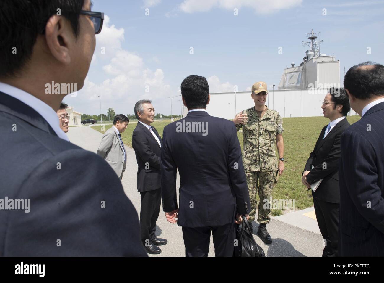 Roumanie (31 juillet 2018) Le Cmdr. Axel Steiner, commandant de l'Égide à terre de défense antimissile Roumanie, donne un tour de base aux membres de la Diète japonaise, au cours d'une visite. L'installation de soutien naval et Deveselu AAMDS Roumanie sont situés dans la base militaire roumaine 99e et jouer un rôle clé dans la défense antimissile balistique en Europe orientale. Banque D'Images