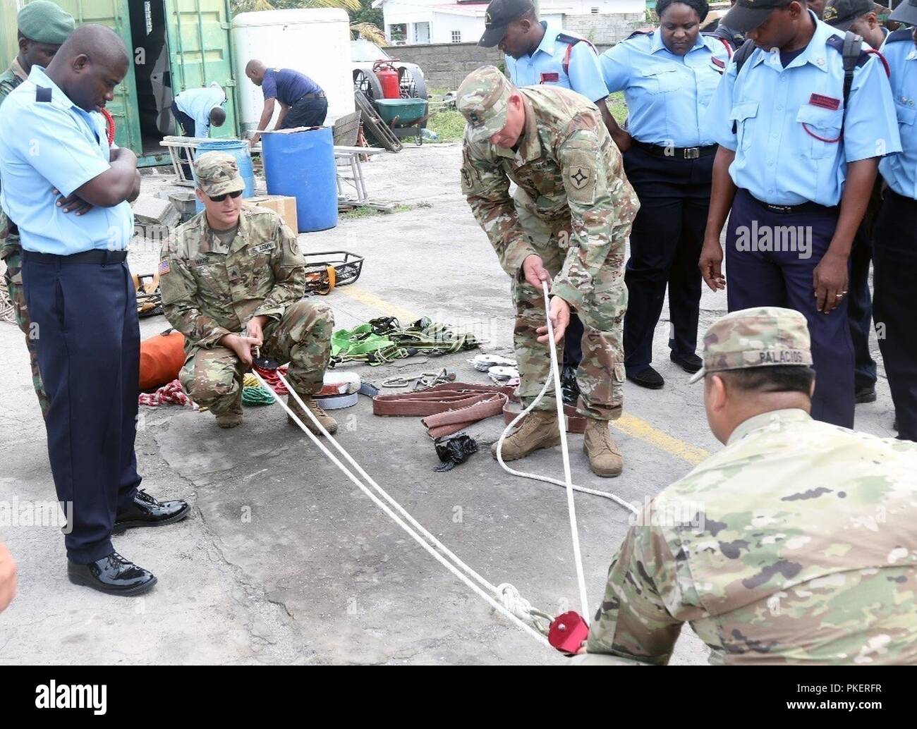 (De gauche à droite) Le Sgt. Andrew D. Ware, Sgt. 1re classe Robby E. Creech et le sergent. Jose Palacios, avec la Garde nationale de Floride C-l'ERFP, démontrer une corde de sauvetage 2:1 système de poulie pour la Saint Kitts et Nevis service d'incendie. L'équipe de quatre personnes est l'État à l'appui du Programme de partenariat de formation par les organismes locaux d'intervention d'urgence sur la recherche et les opérations d'extraction à Saint-Kitts et Nevis, juillet, 26 2018. Banque D'Images