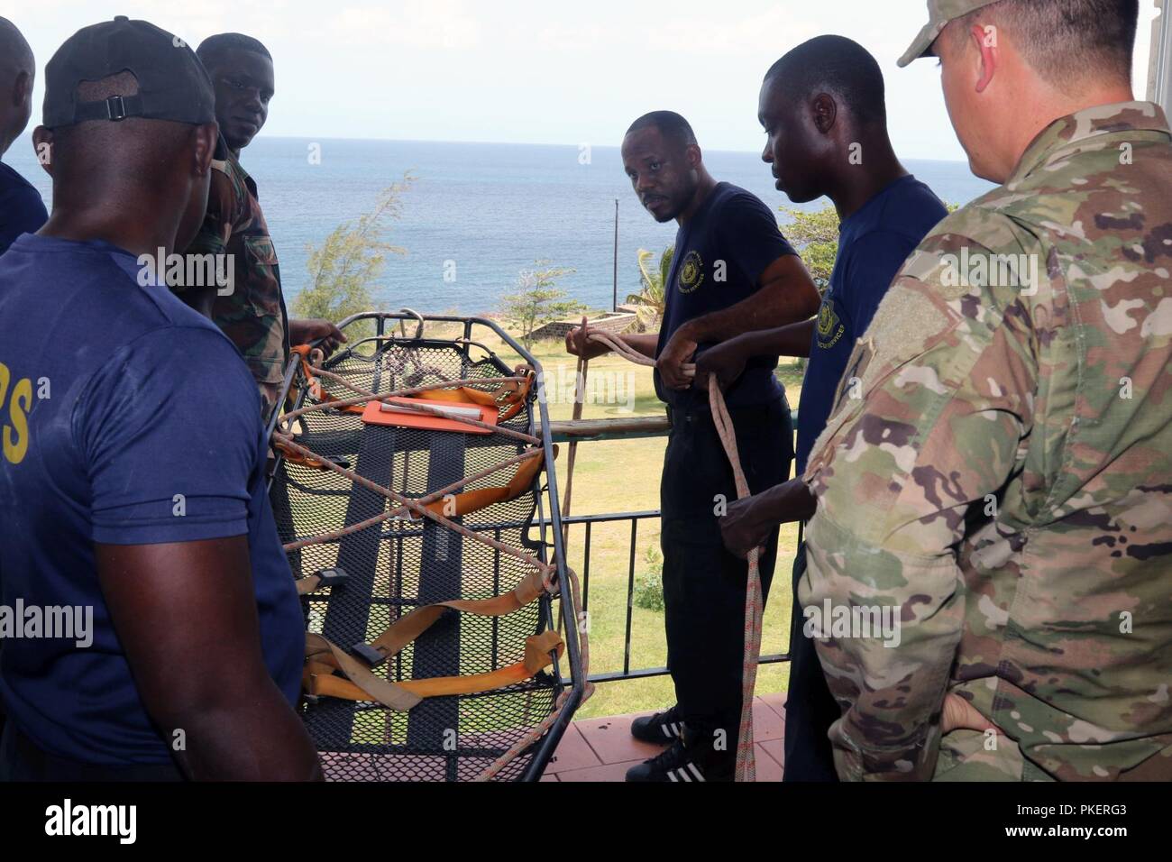 Le Sgt. 1re classe Robby E. Creech, membre de la Garde nationale de Floride C-l'ERFP, ordonne à un membre de la St Kitts et Nevis Services d'incendie et de sauvetage lors d'un exercice d'entraînement. Les membres de l'ERFP C-FLNG appuyer le Programme de partenariat de l'État par la formation organismes locaux d'intervention d'urgence sur les opérations d'extraction et de recherche à Saint-Kitts et Nevis, juillet, 27 2018. Banque D'Images