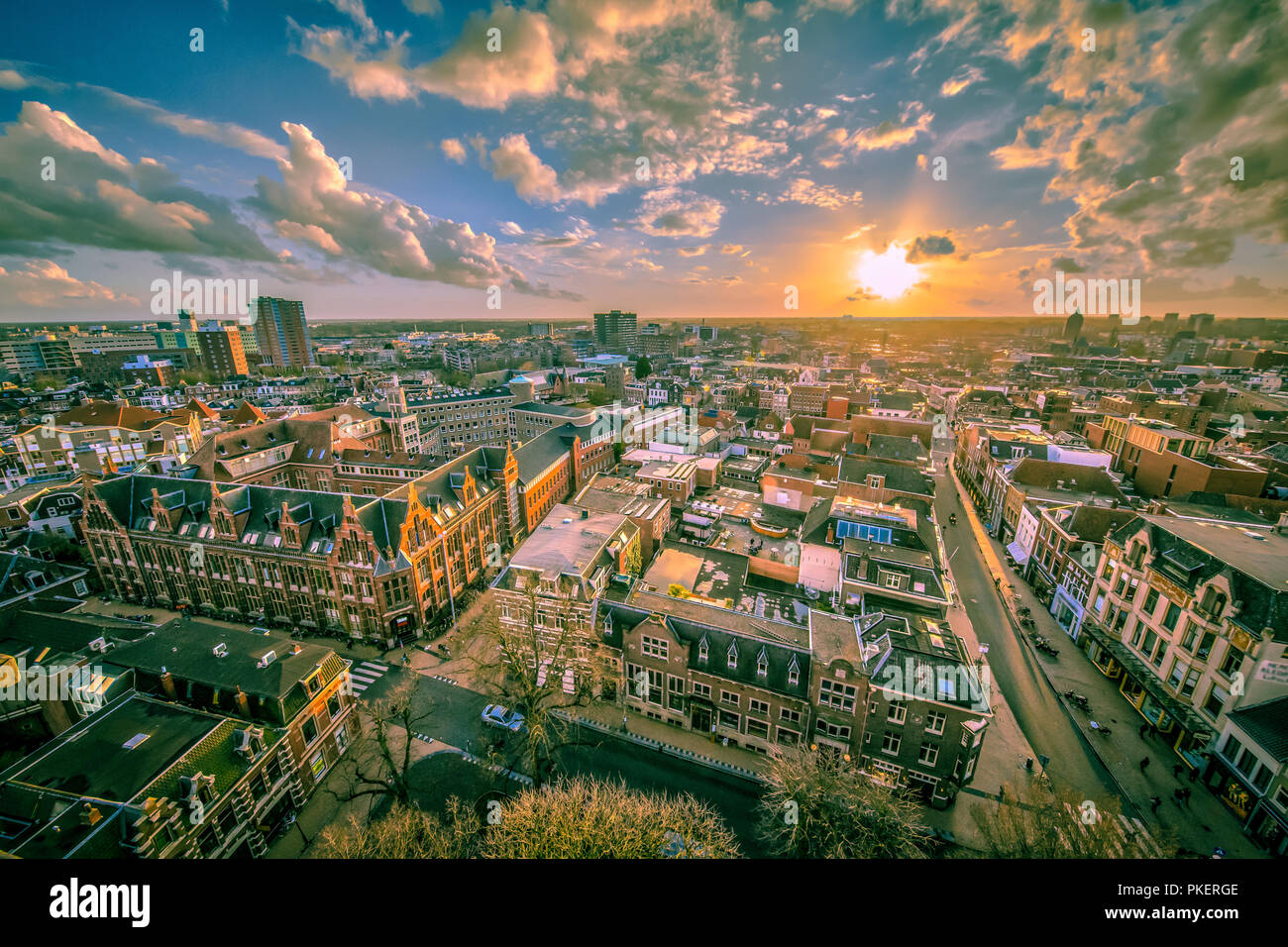 Vue d'hélicoptère au-dessus de la partie historique de la ville de Groningen sous un coucher de soleil couleurs vintage Banque D'Images
