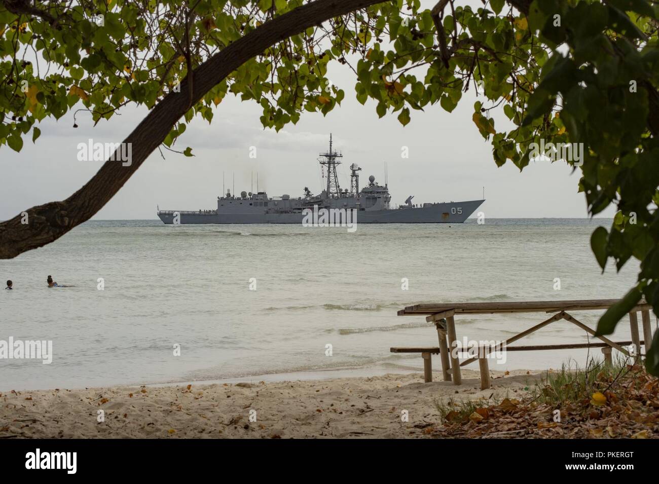 PEARL HARBOR (31 juillet 2018) de la Royal Australian Navy la frégate lance-missiles HMAS Melbourne (FFG 05) renvoie à une base commune en Harbor-Hickam Pearl Rim of the Pacific (RIMPAC). Vingt-cinq nations, 46 navires et 5 sous-marins, et d'environ 200 avions et 25 000 personnes participent à l'EXERCICE RIMPAC du 27 juin au 2 août dans et autour des îles Hawaï et la Californie du Sud. Le plus grand exercice maritime international RIMPAC, fournit une formation unique alors que la promotion et le soutien de relations de coopération entre les participants essentiels pour assurer la sécurité des Banque D'Images