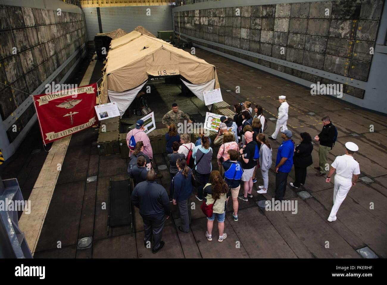 PUGET SOUND, dans l'État (31 juillet 2018) 3ème classe Corpsman Hôpital Saul Santos, attribué à Bravo Surgical Company, mémoires d'un navire à passagers à bord de l'affichage statique dock de transport amphibie USS Somerset (LPD 25). Le Somerset est d'arriver à Seattle pour Seafair Fleet Week, une célébration annuelle de la mer où les services marins, marines et de la Garde côtière des États-Unis en visite de membres de la Marine et des navires de la Garde côtière et des navires du Canada font de la ville un port d'escale. Banque D'Images