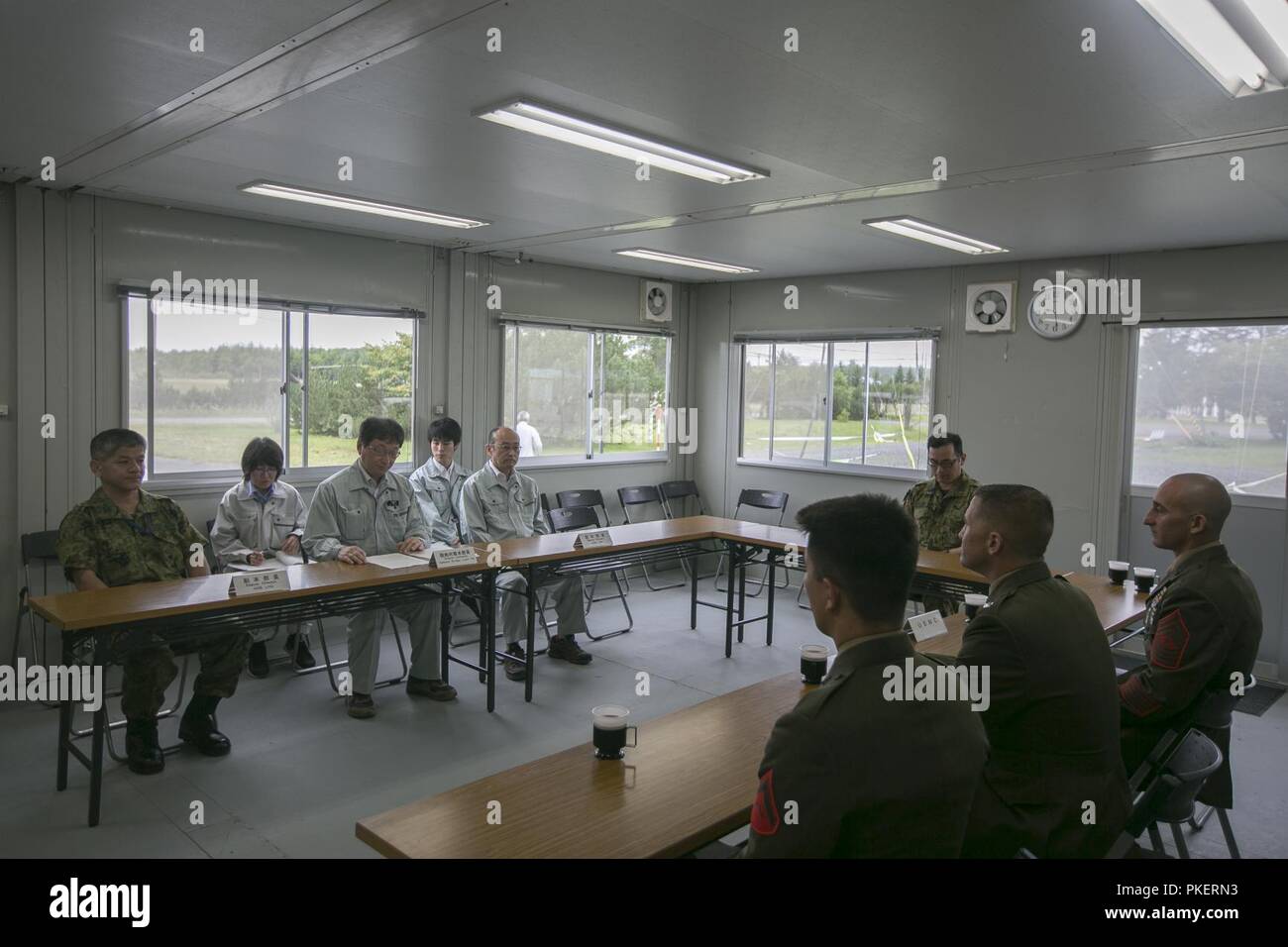 Les Marines américains avec 3e Bataillon, 12e Régiment de Marines, rencontrer le directeur local du Bureau de la défense d'Hokkaido, le 31 juillet 2018, sur Camp YMA, Yausubetsu aires de manoeuvre, Hokkaido, Japon. Marines avec 3e Bataillon, 12e Régiment de Marines, 3e Division de marines, sont en Yausubetsu dans le cadre du programme de formation à la réinstallation d'artillerie 18-2. L'ARTP 18-2 est financé par le Japon, un exercice d'entraînement de routine qui permet aux Marines basé à Camp Hansen, Okinawa, Japon, de procéder à l'entraînement au tir réel au Japon. Banque D'Images