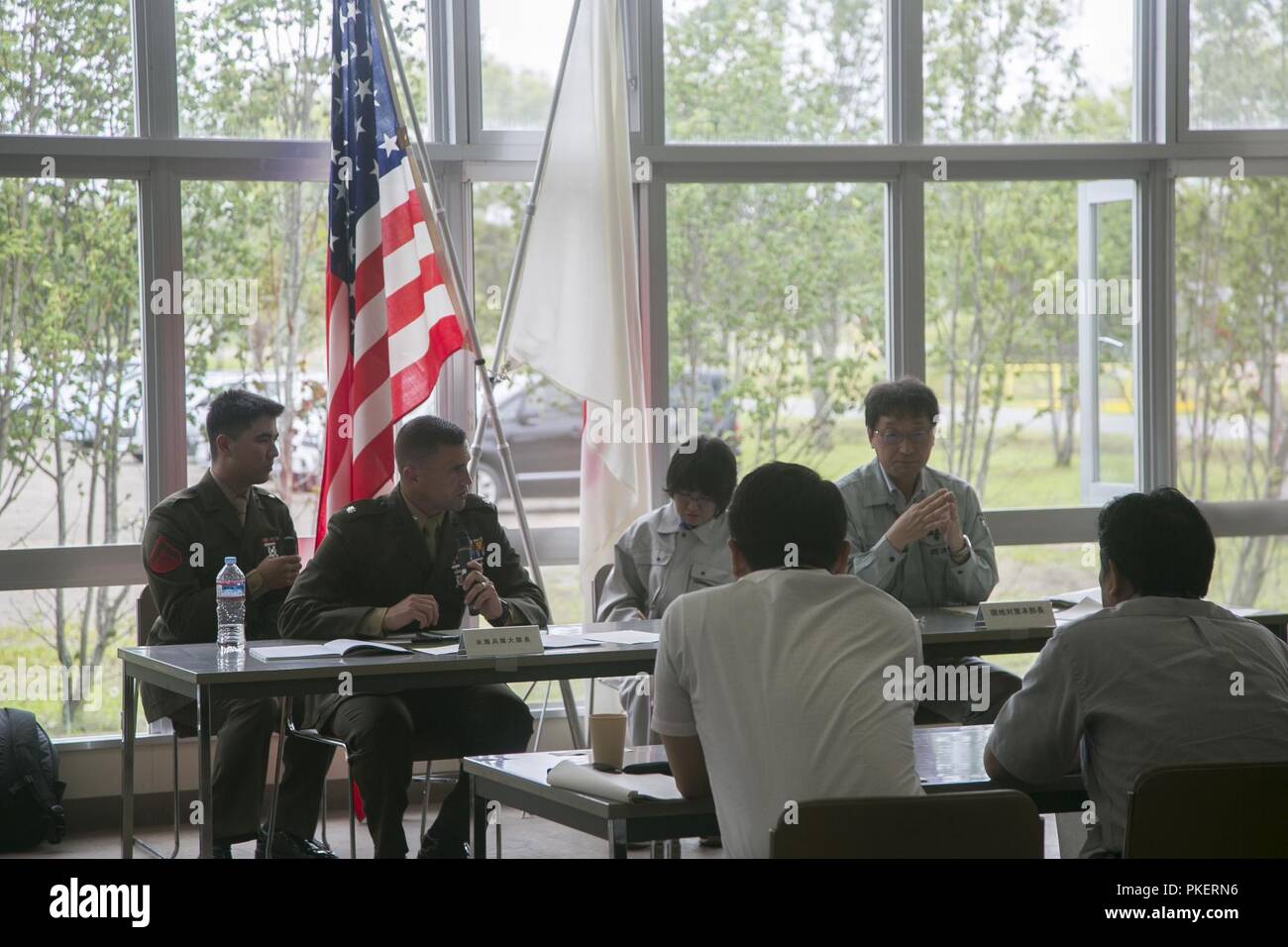 Le lieutenant-colonel Richard H. Robinson répond à une question d'un local national, le 31 juillet 2018, sur Camp YMA, Yausubetsu aires de manoeuvre, Hokkaido, Japon. Marines avec 3e Bataillon, 12e Régiment de Marines, 3e Division de marines, sont en Yausubetsu dans le cadre du programme de formation à la réinstallation d'artillerie 18-2. L'ARTP 18-2 est financé par le Japon, un exercice d'entraînement de routine qui permet aux Marines basé à Camp Hansen, Okinawa, Japon, de procéder à l'entraînement au tir réel au Japon. Robinson est le 3e Bataillon, 12e Régiment de Marines commandant de bataillon. Banque D'Images