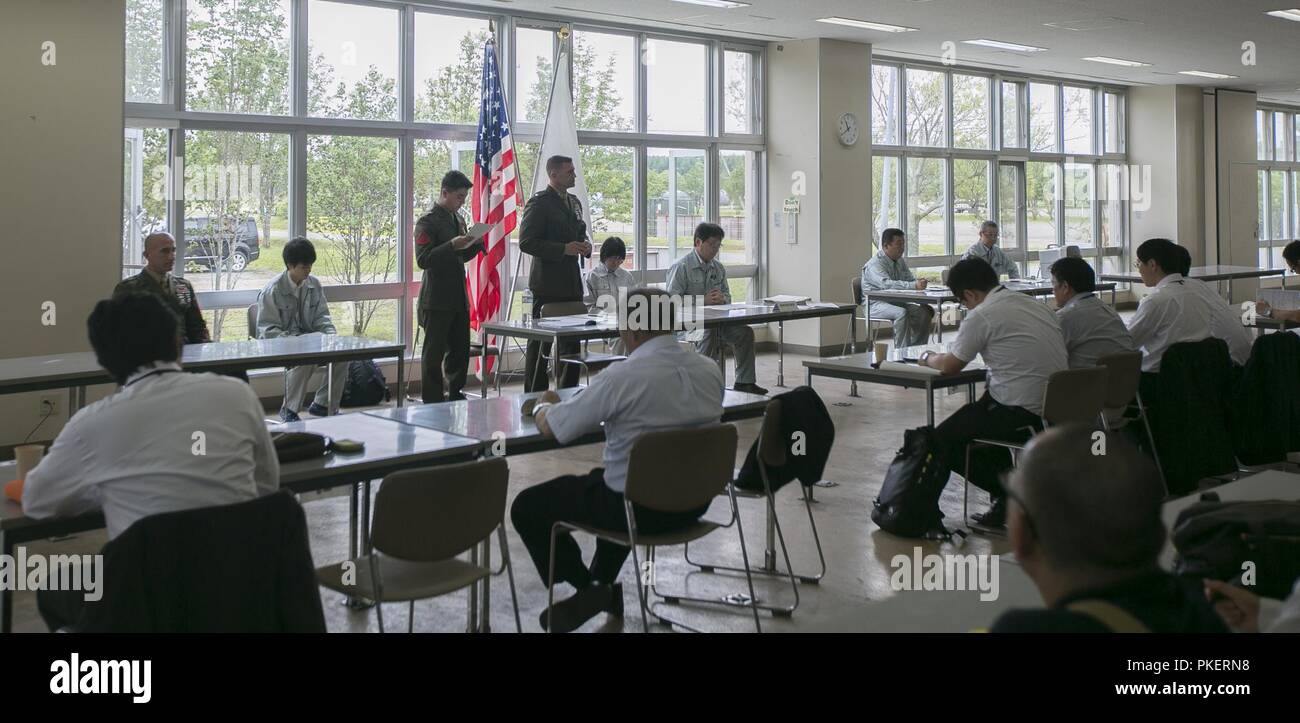 Le lieutenant-colonel Richard H. Robinson traite de ressortissants locaux et les médias locaux, le 31 juillet 2018, sur Camp YMA, Yausubetsu aires de manoeuvre, Hokkaido, Japon. Programme de formation à la réinstallation d'artillerie 18-2 est un exercice d'entraînement de routine financés, qui permet aux Marines avec 3e Bataillon, 12e Régiment de Marines, 3e Division de marines, III Marine Expeditionary Force, basé à Camp Hansen, Okinawa, Japon, de procéder à l'entraînement au tir réel au Japon. Robinson est le 3e Bataillon, 12e Régiment de Marines commandant de bataillon. Banque D'Images