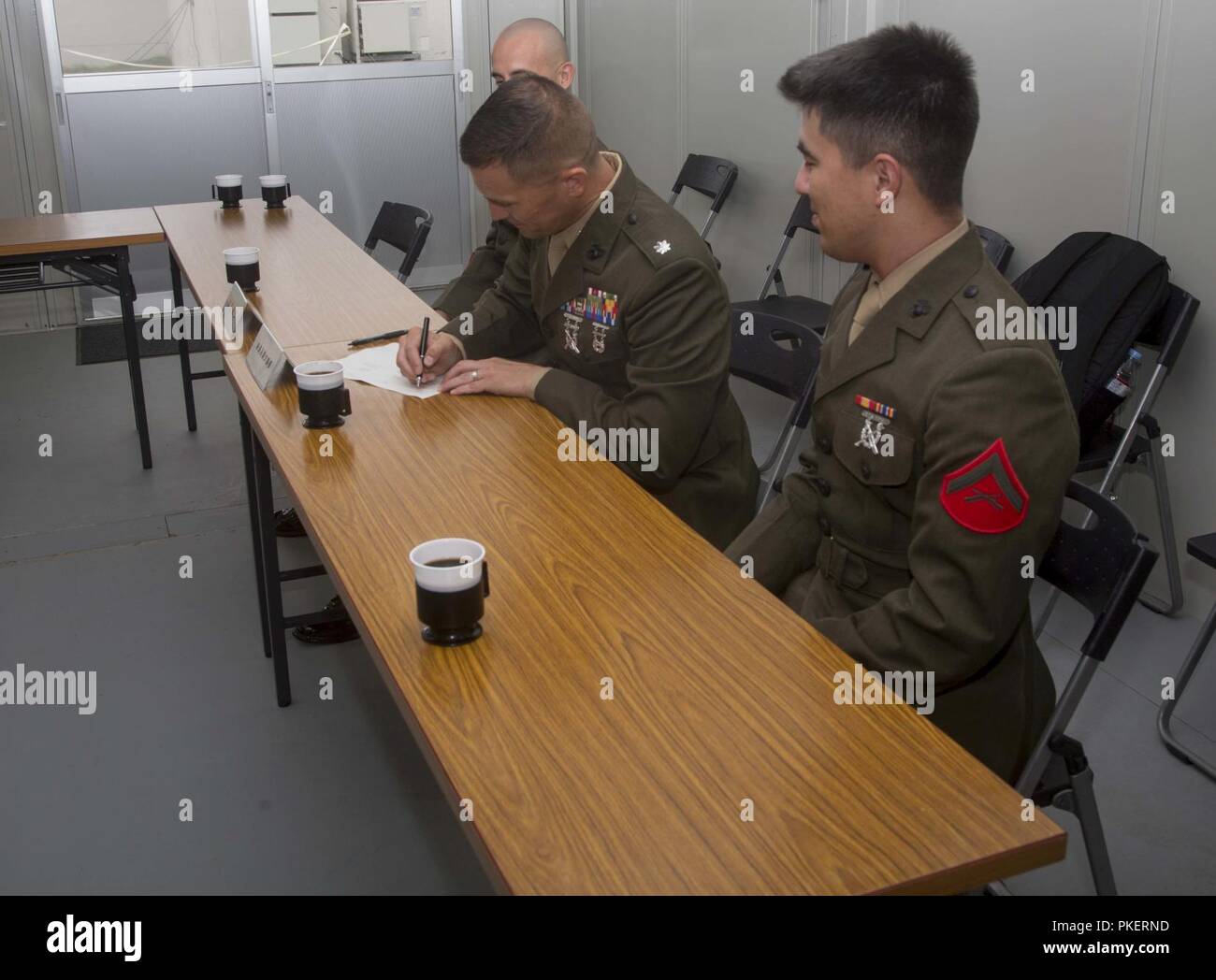 Le lieutenant-colonel Richard H. Robinson signe le protocole d'accord pour le programme de formation de réinstallation d'artillerie 18-2 31 juillet 2018, sur Camp YMA, Yausubetsu aires de manoeuvre, Hokkaido, Japon. L'ARTP 18-2 est un exercice d'entraînement de routine qui permet aux Marines avec 3e Bataillon, 12e Régiment de Marines, 3e Division de marines, basé à Camp Hansen, Okinawa, Japon, de procéder à l'entraînement au tir réel au Japon. Robinson est le 3e Bataillon, 12e Régiment de Marines commandant de bataillon. Banque D'Images