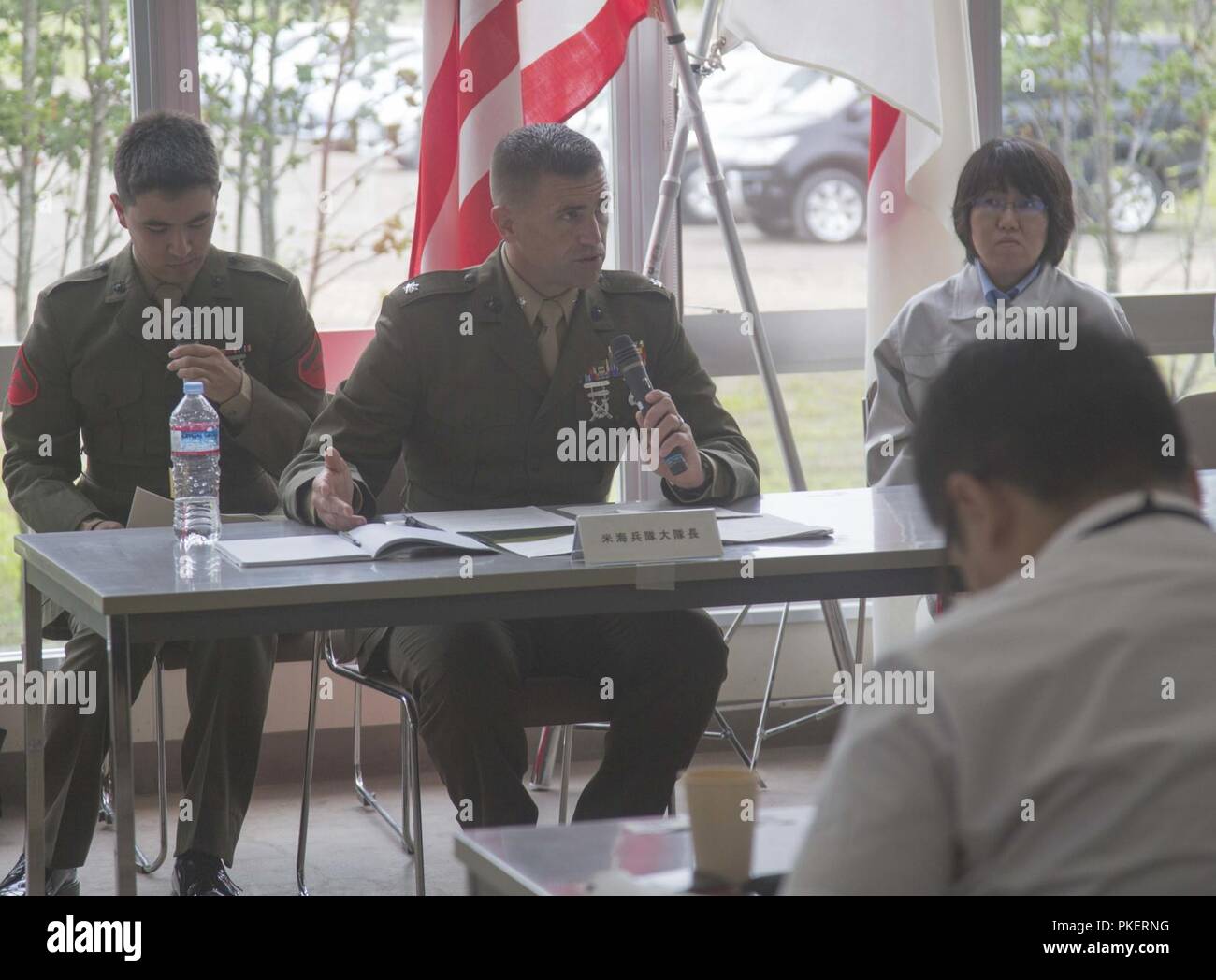 Le lieutenant-colonel Richard H. Robinson répond à une question d'un local national pendant une journée des médias pour l'Artillerie Programme de formation Réinstallation 18-2 31 juillet 2018, sur Camp YMA, Yausubetsu aires de manoeuvre, Hokkaido, Japon. L'ARTP 18-2 est un exercice d'entraînement de routine qui permet aux Marines avec 3e Bataillon, 12e Régiment de Marines, 3e Division de marines, basé à Camp Hansen, Okinawa, Japon, de procéder à l'entraînement au tir réel au Japon. Robinson est le 3e Bataillon, 12e Régiment de Marines commandant de bataillon. Banque D'Images