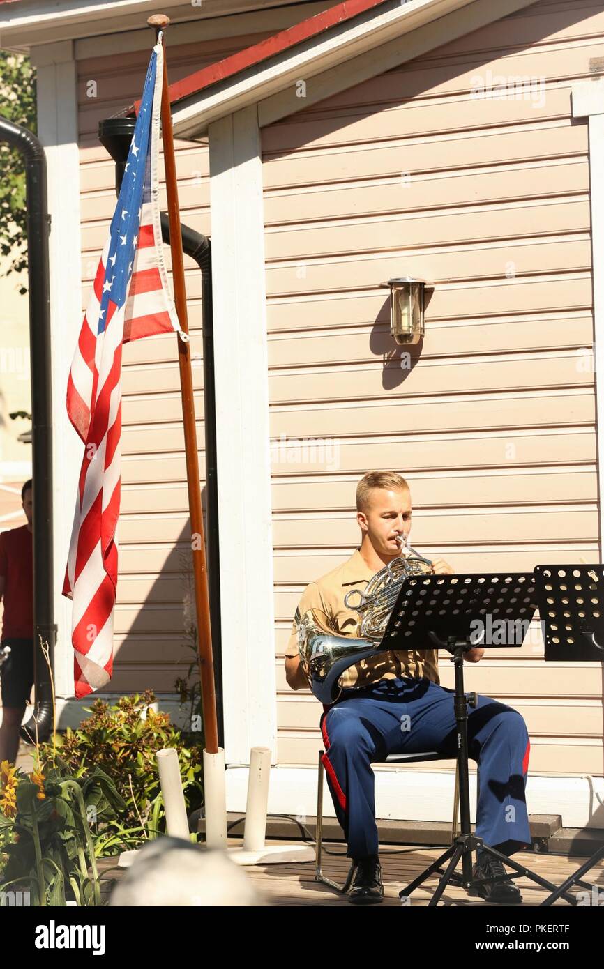 Corps des Marines des États-Unis Le Cpl. Zachary T. Lindquist, musicien, Marine Corps Base Quantico (MCBQ) effectue, au cours d'une garden party concert à Hamina, Finlande, 29 juillet 2018. Le MCBQ bande continue à effectuer à divers endroits autour de la Finlande qui se préparent à la 2018 Hamina Tattoo. Banque D'Images