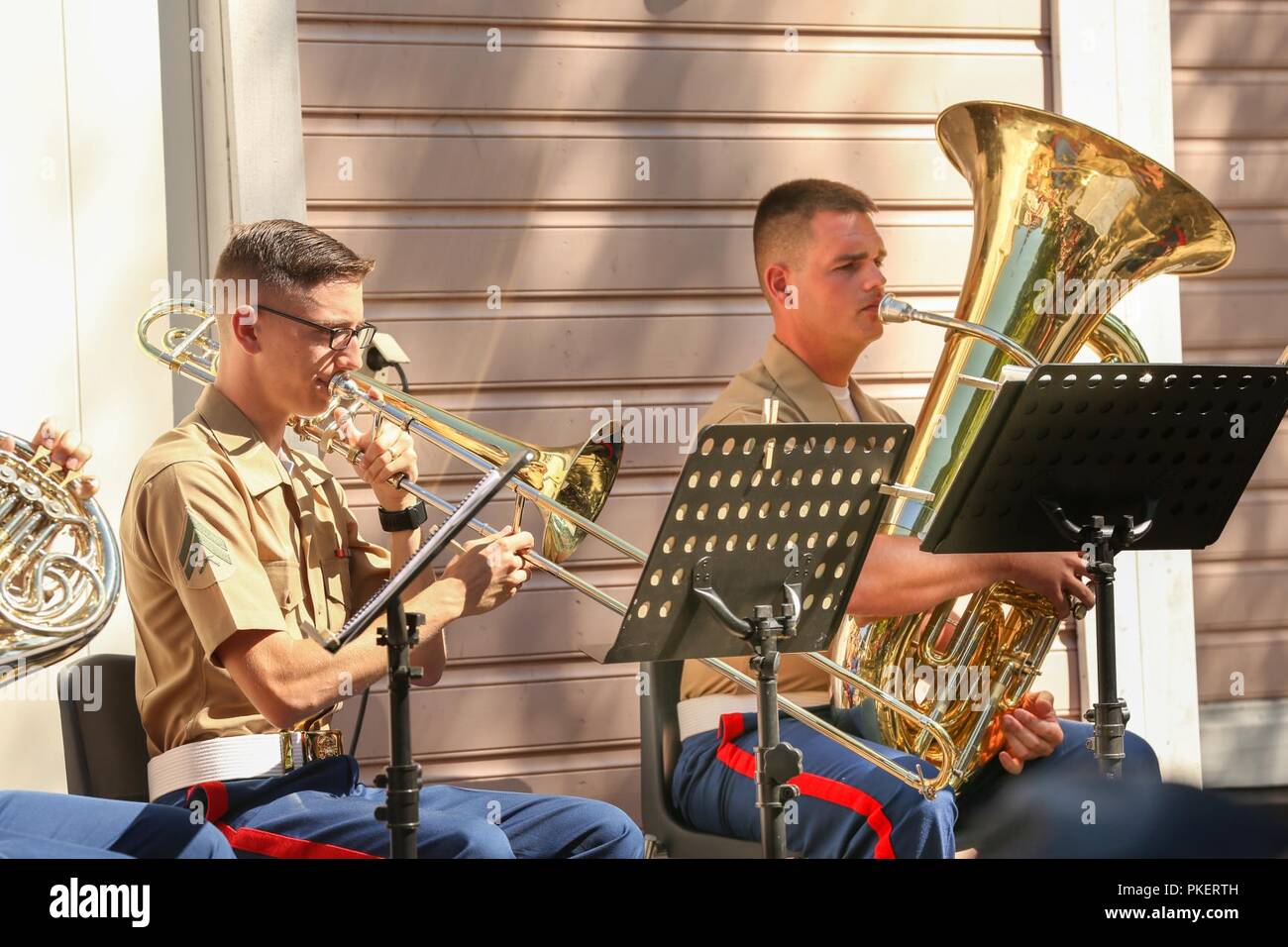 Les Marines américains avec le Marine Corps Base Quantico band effectuer au cours d'une garden party concert à Hamina, Finlande, 29 juillet 2018. La bande continue à effectuer à divers endroits autour de la Finlande qui se préparent à la 2018 Hamina Tattoo. Banque D'Images