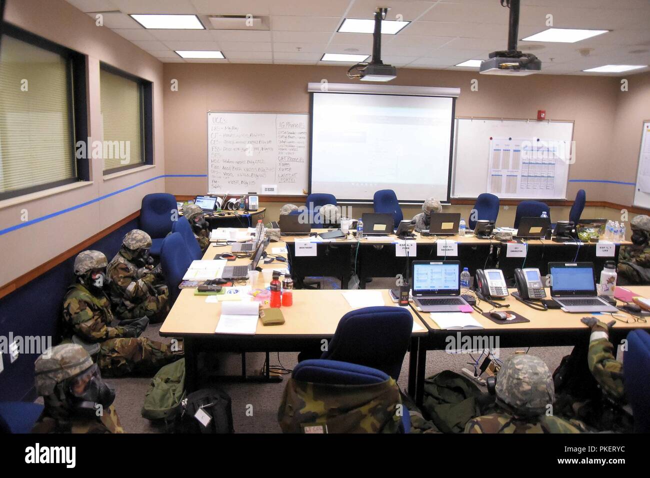 ALPENA, Michigan- membres de la 127e Escadre, Selfridge Air National Guard Base, Mich., qui sont affectés au Centre des opérations d'urgence, enfilé de protection complet axé sur la mission de la posture au cours de la simulation d'une attaque au mortier, au cours d'une évaluation de l'état de préparation opérationnelle sur Août 1, 2018. Plus de 500 Citizen-Airmen de la 127e Escadre mobilisée pour une simulation de déploiement qui a créé des occasions de pratiquer leurs compétences d'emploi tout en étant évalué pour les tâches en temps de guerre. Banque D'Images