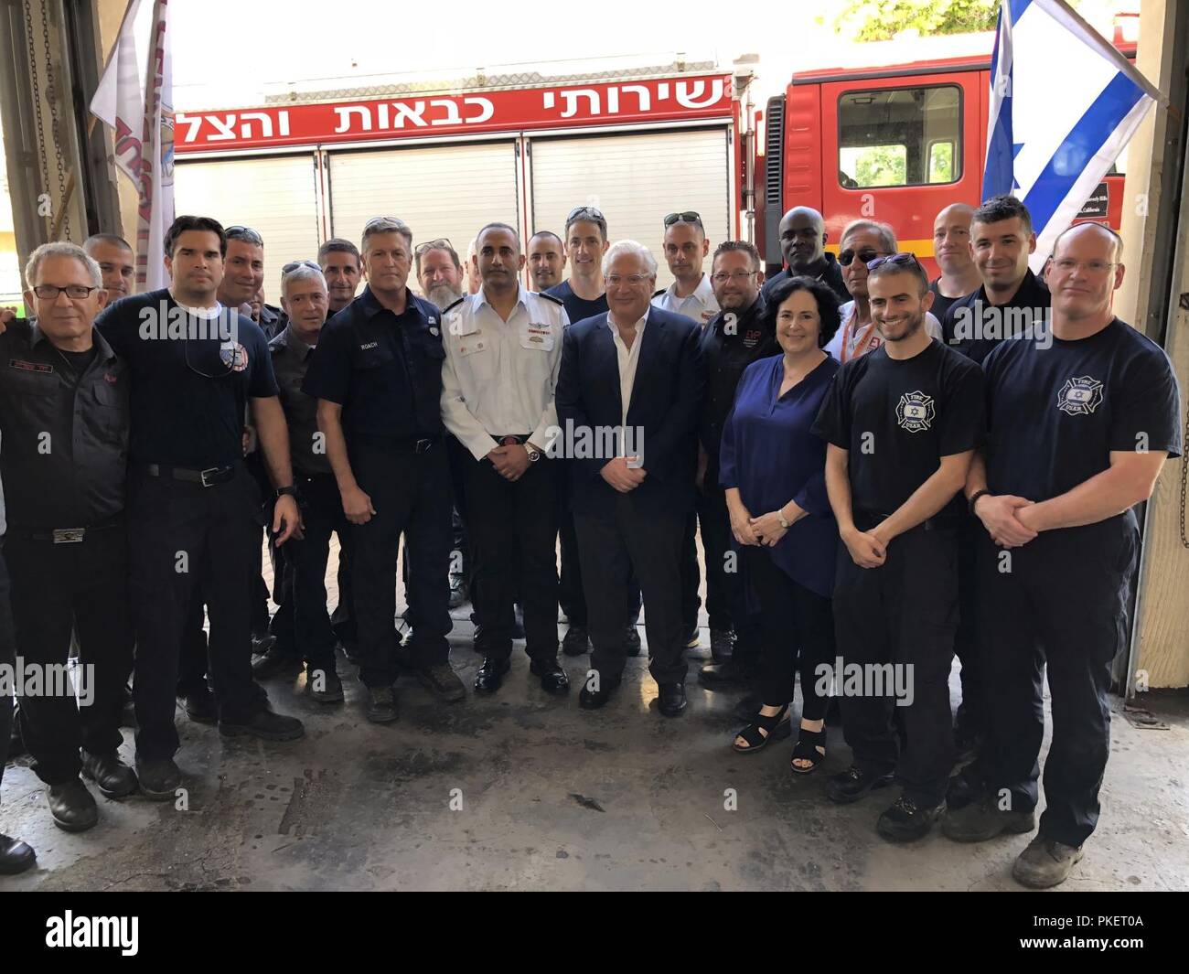 Ambassadeur des États-Unis en Israël, David Friedman, visité Sderot's fire station aujourd'hui, le 1 août 2018, où il a rencontré des pompiers qui travaillent d'éteindre les feux sur la frontière le long de la bande de Gaza, dont 10 pompiers américains. Les pompiers américains, qui font du bénévolat à travers les Volontaires des services d'urgence de l'organisation du projet (EVP) est venu à Israël de l'U.S pour aider leurs homologues israéliens combattre les incendies causés par les cerfs-volants et des ballons incendiaires lancées depuis Gaza vers Israël. D'Incendie et de secours d'Israël Dedi Commissaire Simhi aussi venus pour remercier les pompiers. L'Ambassadeur a remercié Banque D'Images