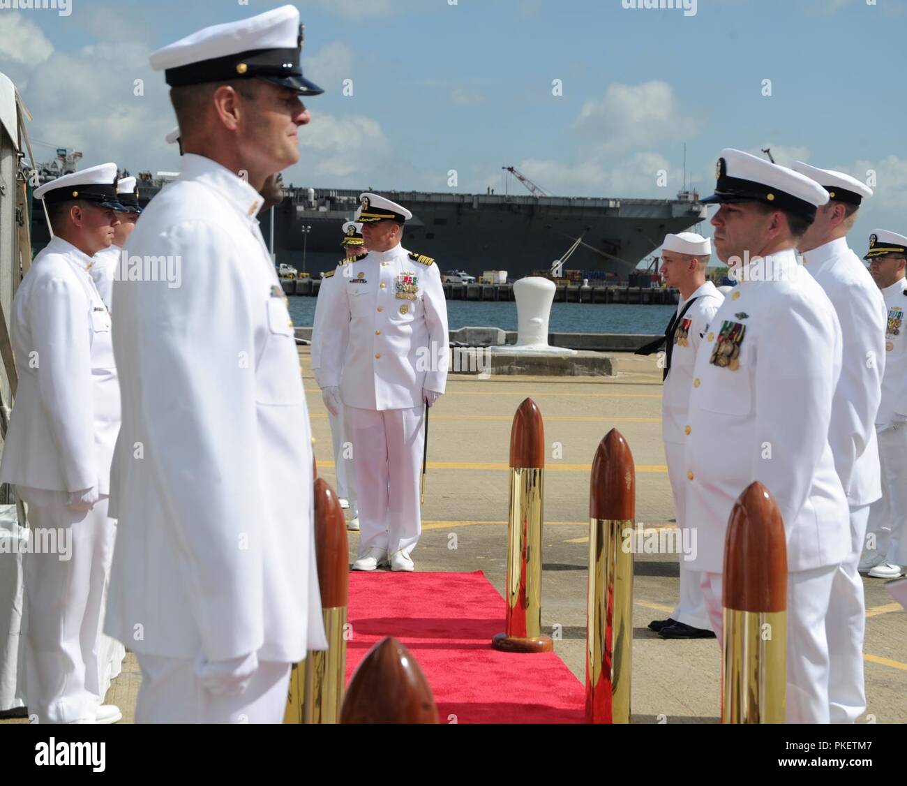 NORFOLK, Virginie (Août 1, 2018) Le capitaine Martin Muckian se prépare à marcher à travers le côté des garçons au cours de la 6 Escadre de sous-marins à bord de la passation de commandement de sous-marin d'attaque de la classe Virginia USS Virginia (SSN 787) à Norfolk, Va. Capt Muckian soulagé le Capitaine Carl Hartsfield comme commandant de l'Escadron de sous-marins, six. Banque D'Images