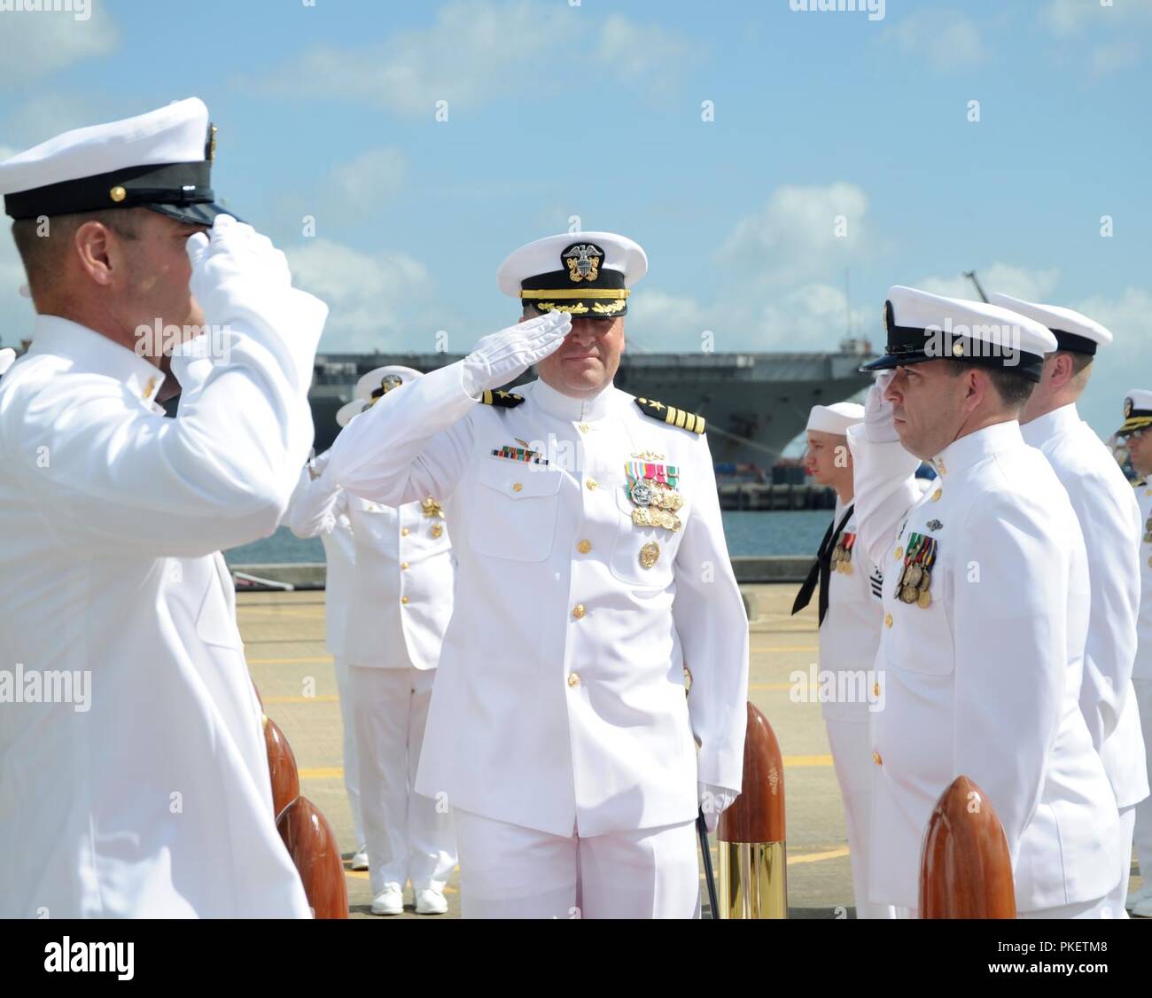 NORFOLK, Virginie (Août 1, 2018) Le capitaine Martin Muckian promenades à travers le côté des garçons au cours de la 6 Escadre de sous-marins à bord de la passation de commandement de sous-marin d'attaque de la classe Virginia USS Virginia (SSN 787) à Norfolk, Va. Capt Muckian soulagé le Capitaine Carl Hartsfield comme commandant de l'Escadron de sous-marins, six. Banque D'Images