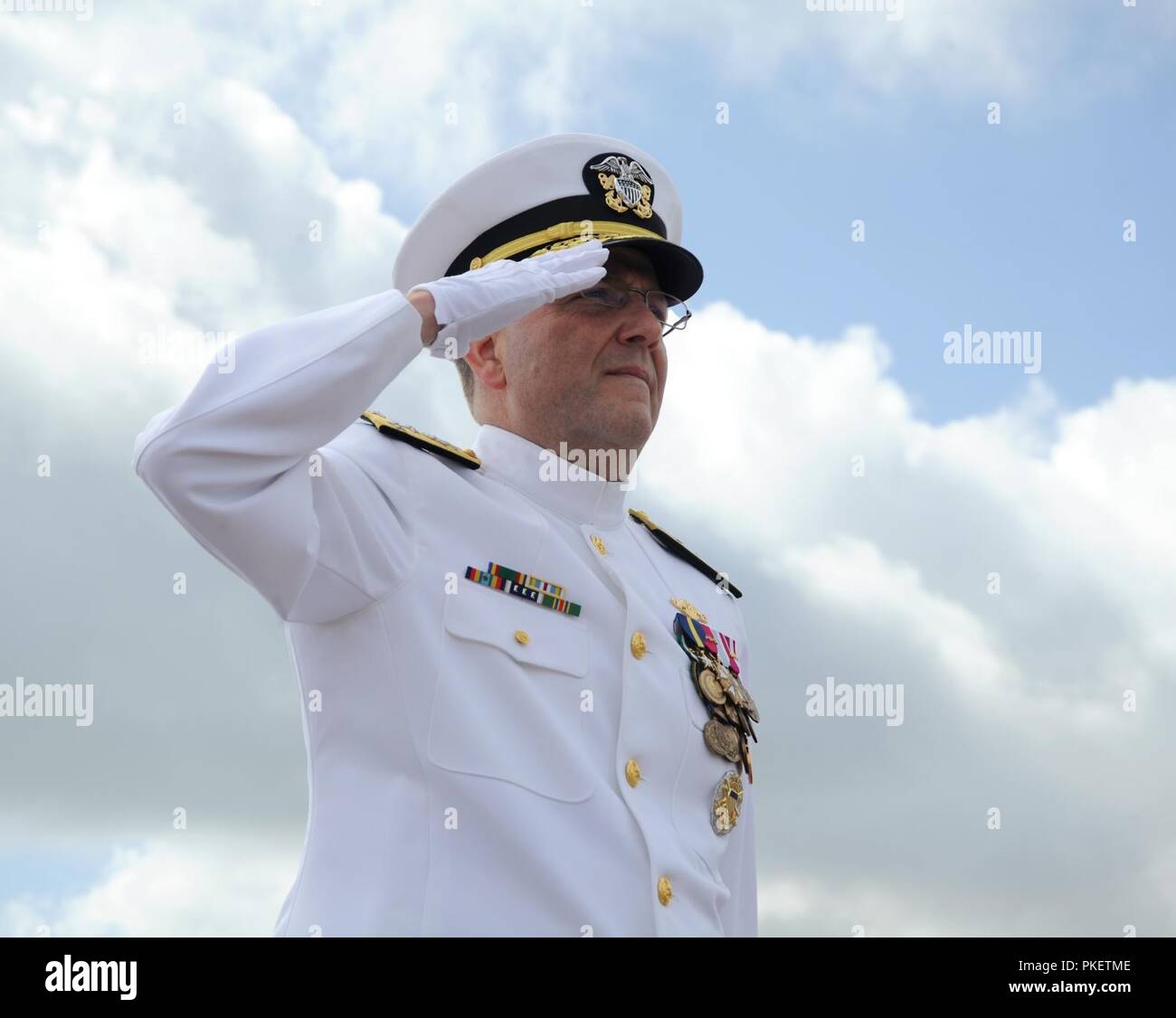 NORFOLK, Virginie (Août 1, 2018) Vice-amiral. Joseph Tofalo, commandant, Forces sous-marines, salue comme il traverse le front le sous-marin d'attaque de la classe Virginia USS Washington (SSN 787) au cours de la 6 Escadre de sous-marins changement de commandement, à Norfolk (Virginie) Le capitaine Martin Muckian soulagé le Capitaine Carl Hartsfield comme commandant de l'Escadron de sous-marins, six. Banque D'Images