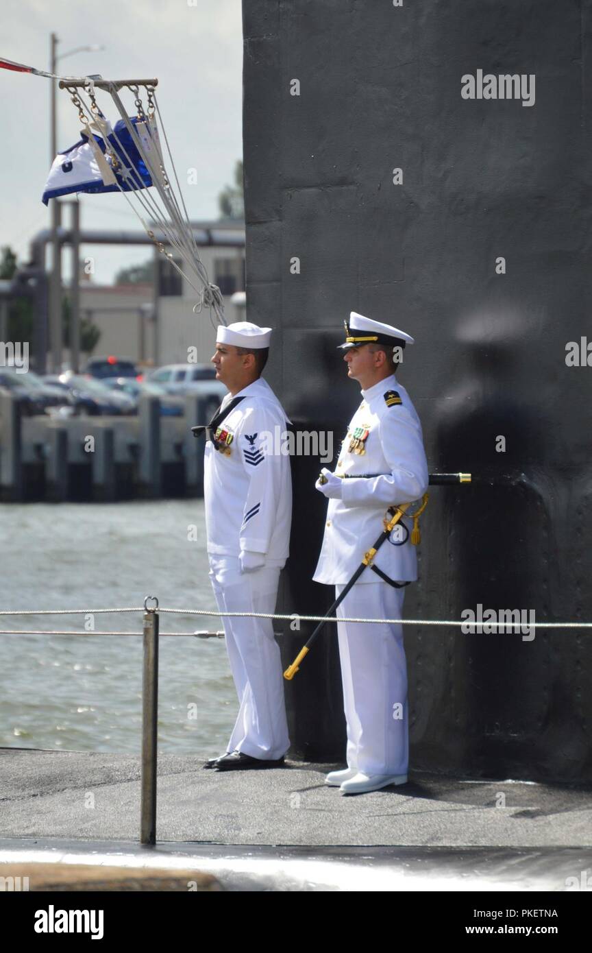 NORFOLK, Virginie (Août 1, 2018) Le lieutenant Cmdr. Jason Chuma et technicien électronique 1re classe Christopher Federico se tiennent prêts à récupérer un pennon d'escadre de sous-marins pendant six's cérémonie de passation de commandement à bord de l'USS Washington (SSN 787) à Norfolk en Virginie le capitaine Martin Muckian soulagé le Capitaine Carl Hartsfield comme commandant de l'Escadron de sous-marins, six. Banque D'Images