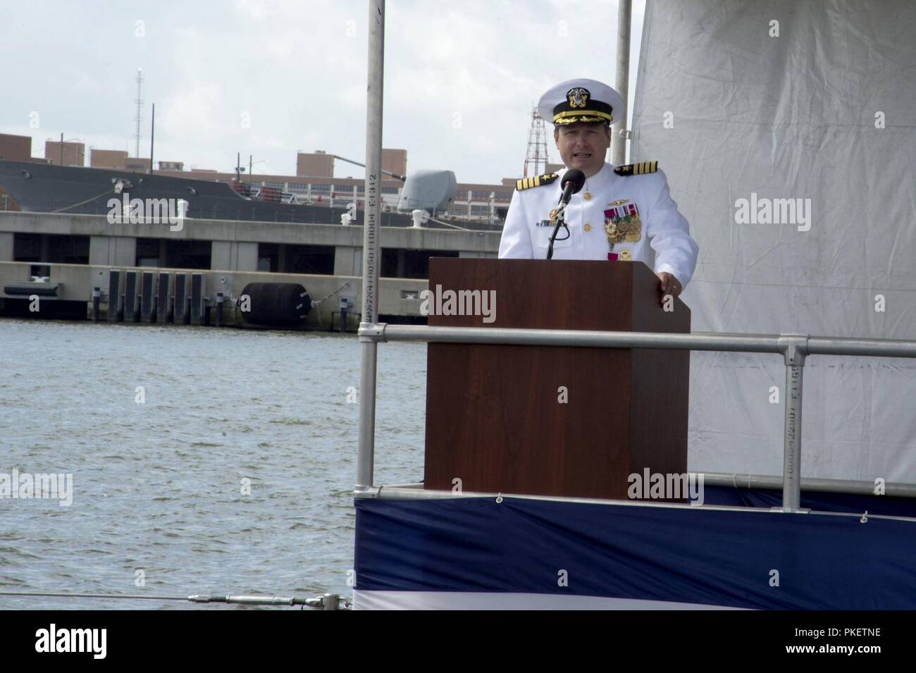 NORFOLK, Virginie (Août 1, 2018) Le capitaine Carl Hartsfield, commandant de l'Escadron, six sous-marins vous accueille au cours d'une cérémonie de passation de commandement à bord du sous-marin d'attaque de la classe Virginia USS Washington (SSN 787) à Norfolk, en Virginie le capitaine Martin Muckian soulagée en tant que commandant, Hartsfield 6 Escadre de sous-marins. Banque D'Images