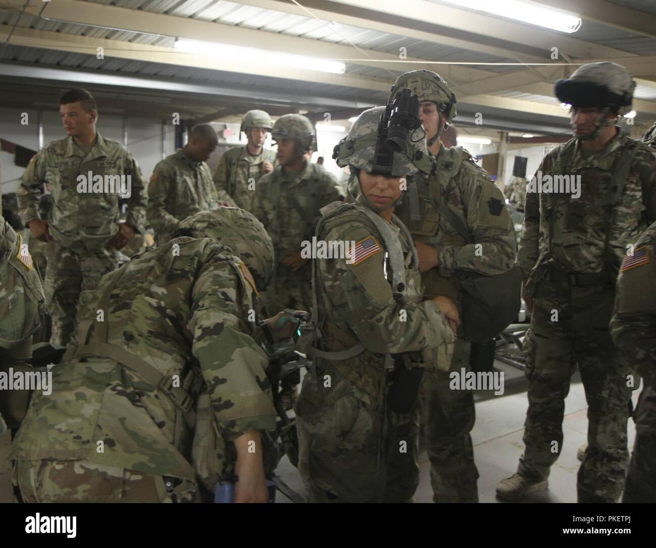 Slt Xiomara Espinosa, un médecin d'un VRL, 2e Escadron, le 104e régiment de cavalerie, 56e Stryker Brigade Combat Team, New York National Guard est en ligne le 1 août que son système intégré de prises à parties multiples au laser est vérifié pour la fonctionnalité. MILES gear simule le feu direct de l'ennemi dans la bataille le combat. Les médecins avec la 56e SBCT participera à la formation de préparation au Centre National d'entraînement à Fort Irwin, ca. Par le biais de secours à des blessés et les procédures d'évacuation médicale. Banque D'Images