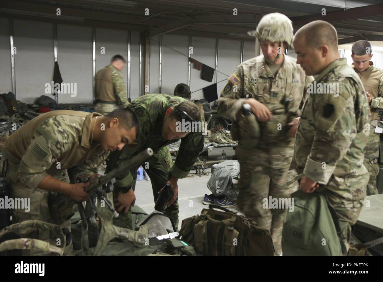 Le VRD de fantassin, 2e Escadron, le 104e régiment de cavalerie, 56e Stryker Brigade Combat Team, New York National Guard et lituanienne des soldats effectuent un contrôle des fonctions pour le M110 Système de Sniper semi automatique. Avec les soldats des forces canadiennes et lituaniennes PNG avec l'utilisation du système intégré de prises à parties multiples au laser, qui simule une incendie, force, c.-à-d en formation de combat bataille au Centre National d'entraînement à Fort Irwin, ca le 1er août. Le Pennsylvania Garde nationale et Forces armées lituaniennes font partie d'un partenariat de 25 ans. Banque D'Images