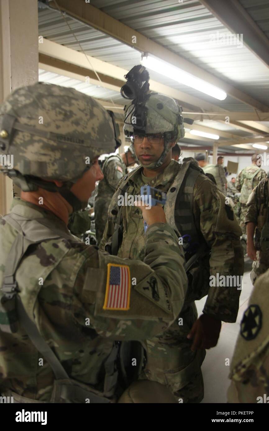 Le Sgt. Ange Guzman-Abreu, une spécialiste de l'assistant médical de combat, VRD, 2e Escadron, le 104e régiment de cavalerie, 56e Stryker Brigade Combat Team, New York National Guard est en ligne le 1 août pour une vérification des fonctions de sur le Système intégré de prises à parties multiples au laser. MILES gear simule le feu direct de l'ennemi dans un scénario de formation. Les médecins avec la 56e SBCT participera à la formation de préparation au Centre National d'entraînement à Fort Irwin, ca. Par le biais de secours à des blessés et les procédures d'évacuation médicale. Banque D'Images