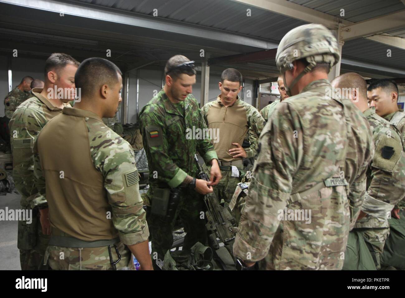 Le VRD de fantassin, 2e Escadron, le 104e régiment de cavalerie, 56e Stryker Brigade Combat Team, New York Garde nationale et préparer les soldats lituaniens M110 Système de Sniper semi automatique avec le Système intégré de prises à parties multiples au laser. Les miles simule une incendie, force, c.-à-d en formation de combat sur le champ de bataille. Les soldats de la 56e SBCT et les forces lituaniennes participer à des exercices de simulation au Centre National d'entraînement à Fort Irwin, ca. Les deux forces font partie d'un partenariat de 25 ans entre les soldats de la PNG et la Lituanie Banque D'Images