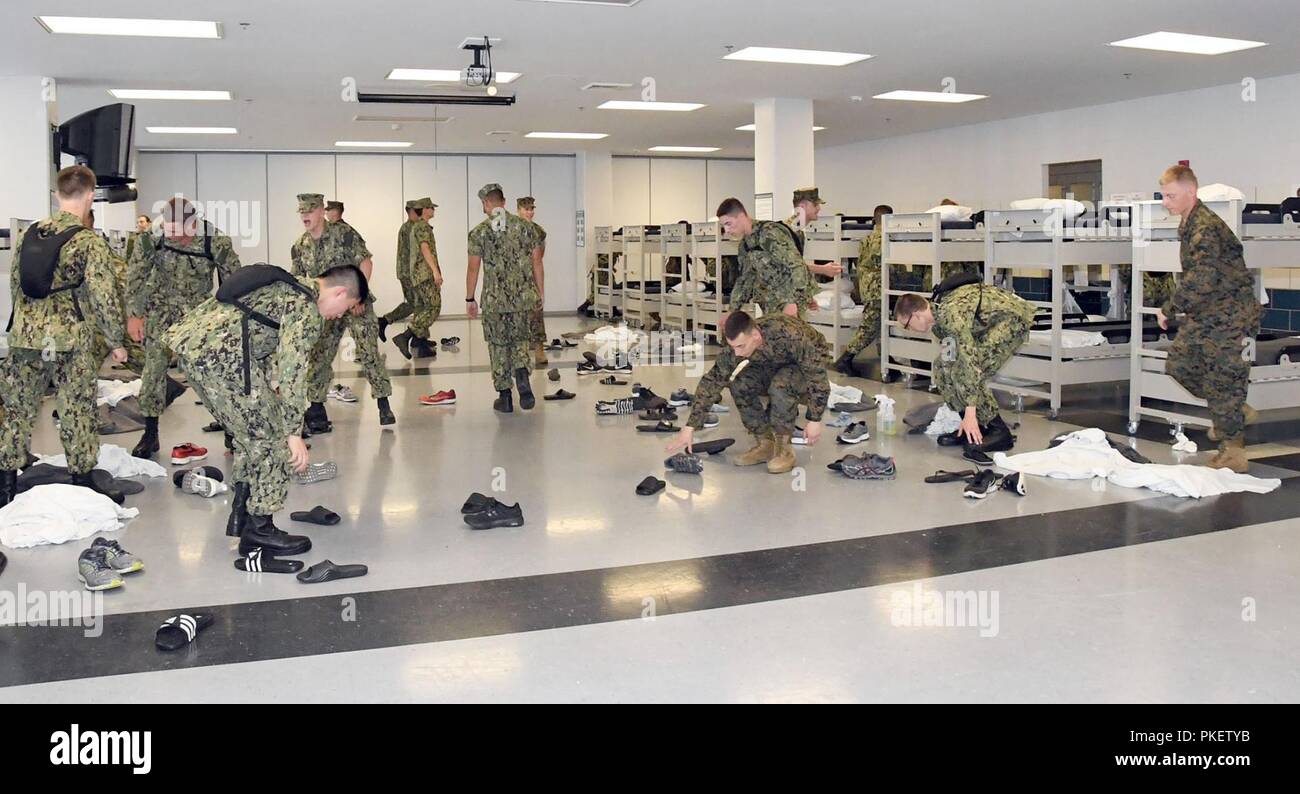 Lacs, en Illinois (26 juillet 2018) l'aspirant de marine ROTC les candidats à se préparer à une inspection du compartiment comme aspirant de chargés de fournir des conseils à l'USS Triton Recruter des casernes à recruter de la commande de formation (CCF). Plus de 65 jeunes hommes et femmes dans leur première année du programme NROTC a participé à un programme pilote de deux semaines visant à standardiser la militarisation d'entrée de gamme et préparer les aspirants à une politique commune de l'orientation de la formation. L'endoctrinement sert de point de lancement de formation standard pour l'avenir des officiers de la marine et le Marine Corps, et pour le développement de leurs cha Banque D'Images