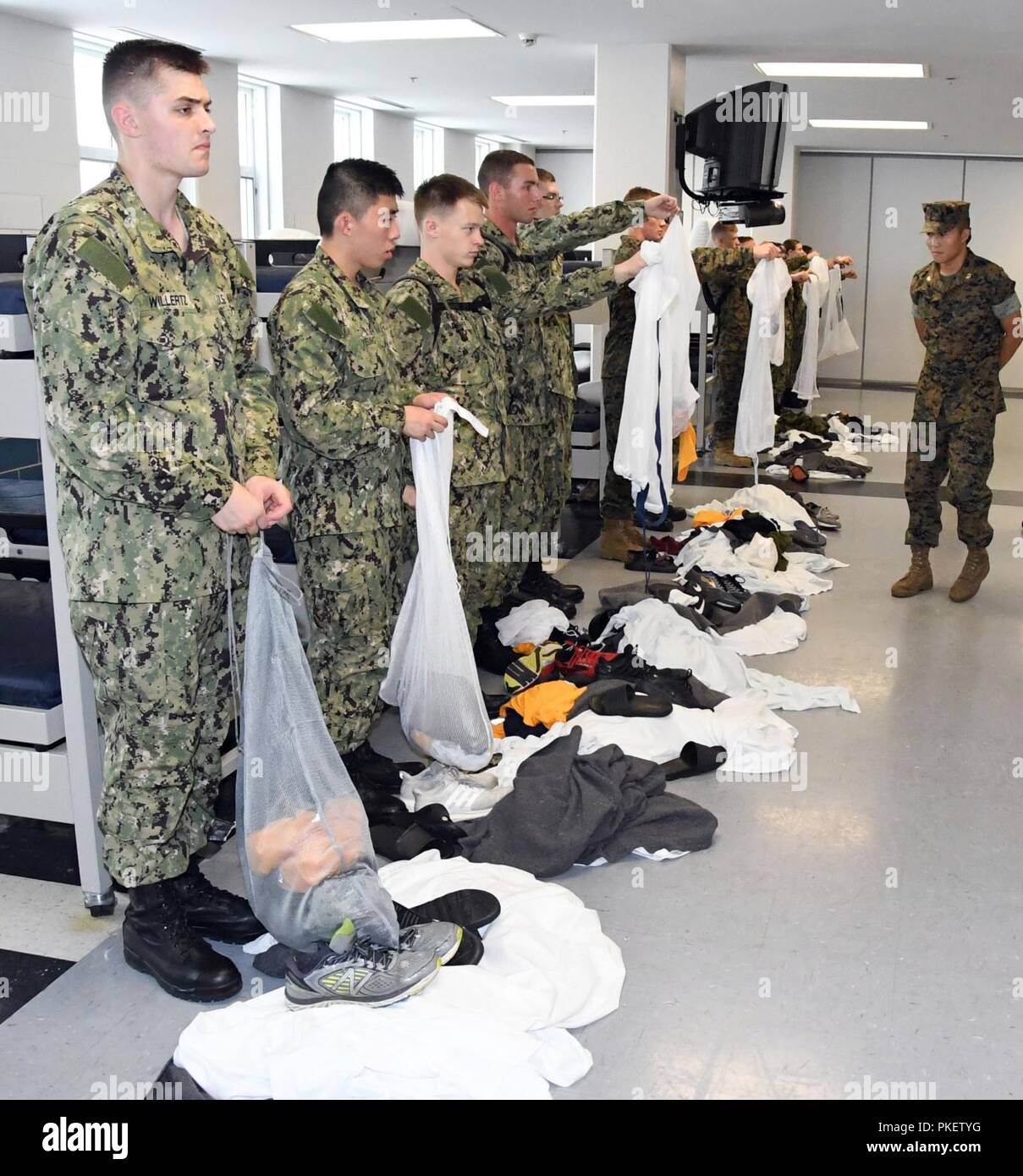 Lacs, en Illinois (26 juillet 2018) l'aspirant de marine ROTC les candidats à se préparer à une inspection du compartiment sous la supervision d'upperclassmen aspirant les formateurs du USS Triton Recruter des casernes à recruter de la commande de formation (CCF). Plus de 65 jeunes hommes et femmes dans leur première année du programme NROTC a participé à un programme pilote de deux semaines visant à standardiser la militarisation d'entrée de gamme et préparer les aspirants à une politique commune de l'orientation de la formation. L'endoctrinement sert de point de lancement de formation standard pour l'avenir des officiers de la marine et le Marine Corps, et pour le deve Banque D'Images